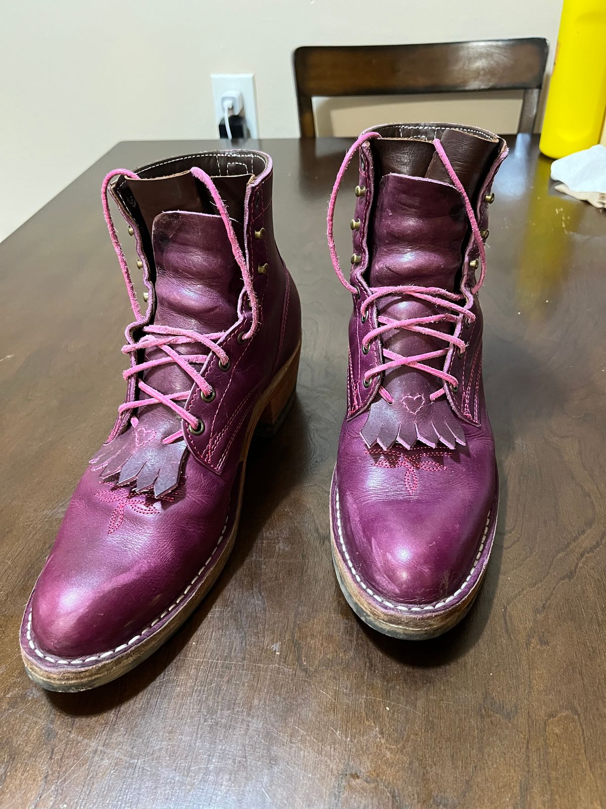Photo by bobbi1981 on December 21, 2025 of the Frank's Boots Frontier Packer MTO in Horween Cypress Tokyo Purple.