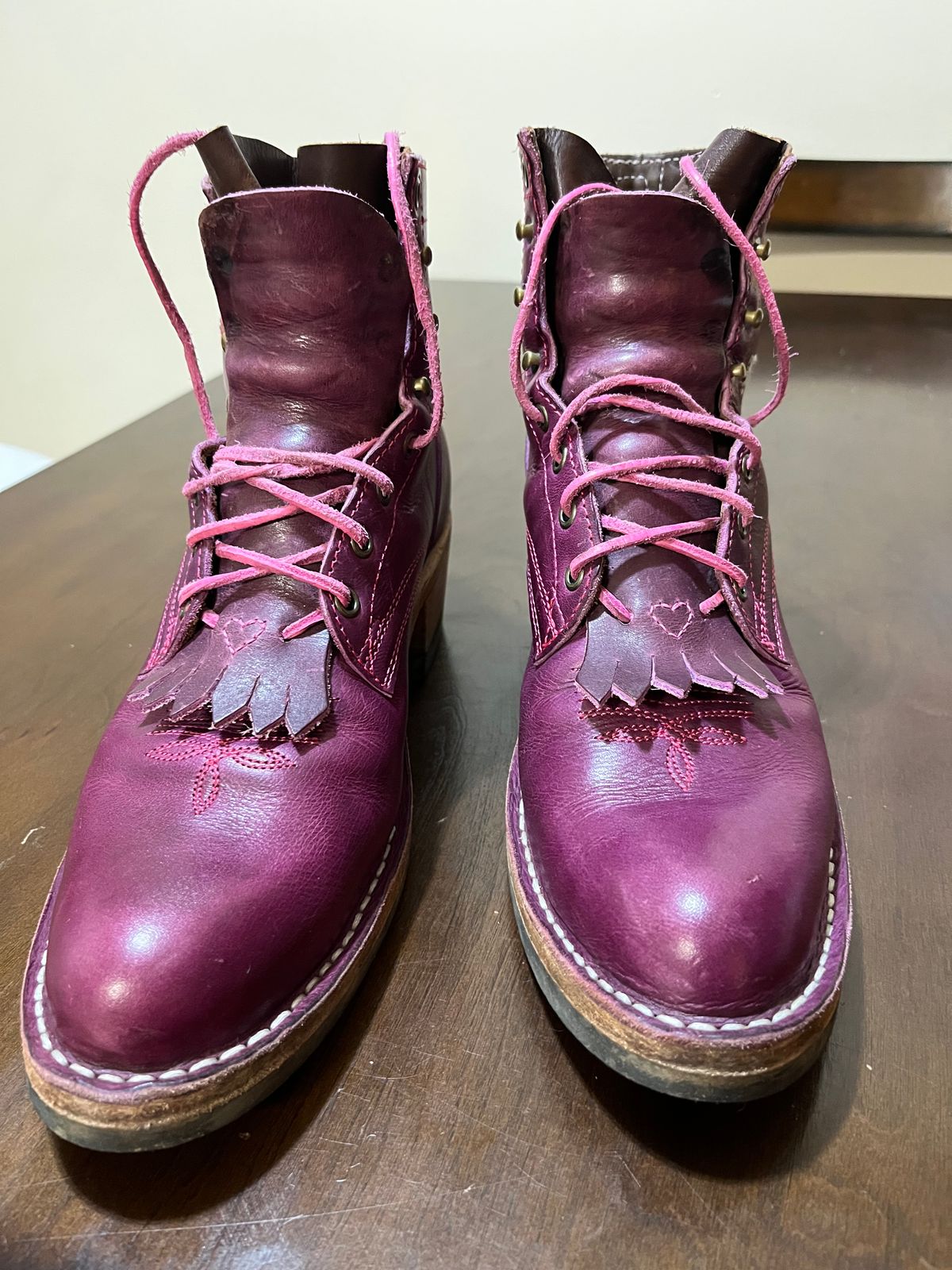 Photo by bobbi1981 on December 21, 2025 of the Frank's Boots Frontier Packer MTO in Horween Cypress Tokyo Purple.