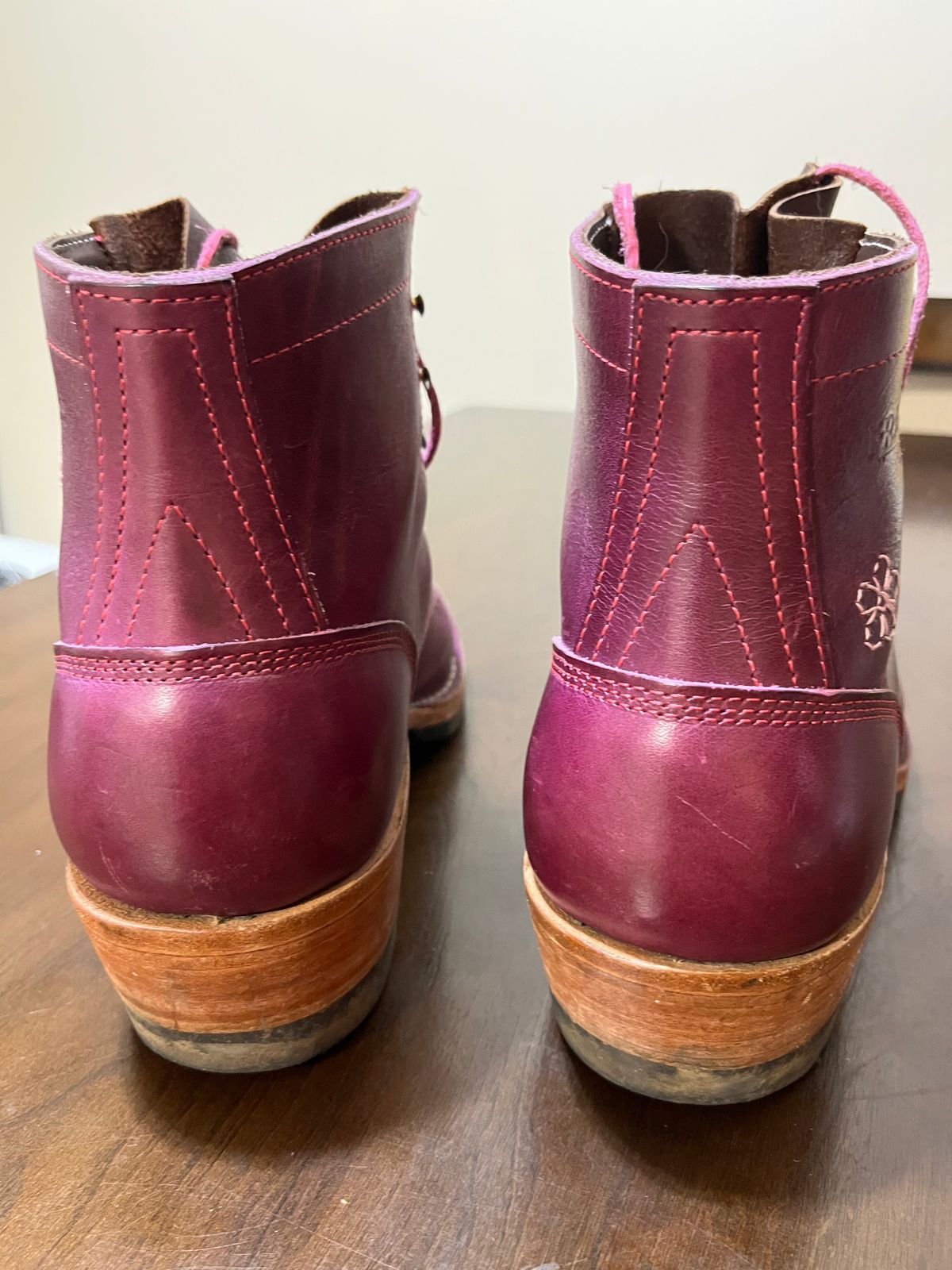 Photo by bobbi1981 on December 21, 2025 of the Frank's Boots Frontier Packer MTO in Horween Cypress Tokyo Purple.