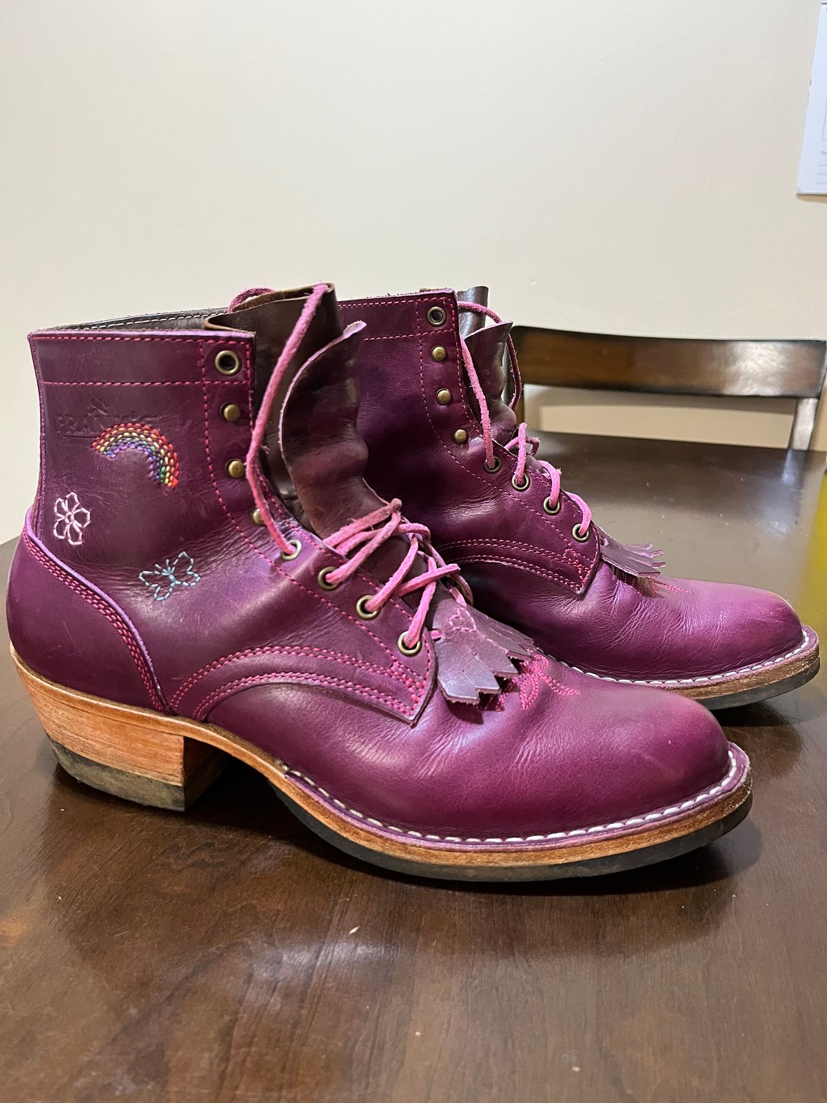 Photo by bobbi1981 on December 21, 2025 of the Frank's Boots Frontier Packer MTO in Horween Cypress Tokyo Purple.