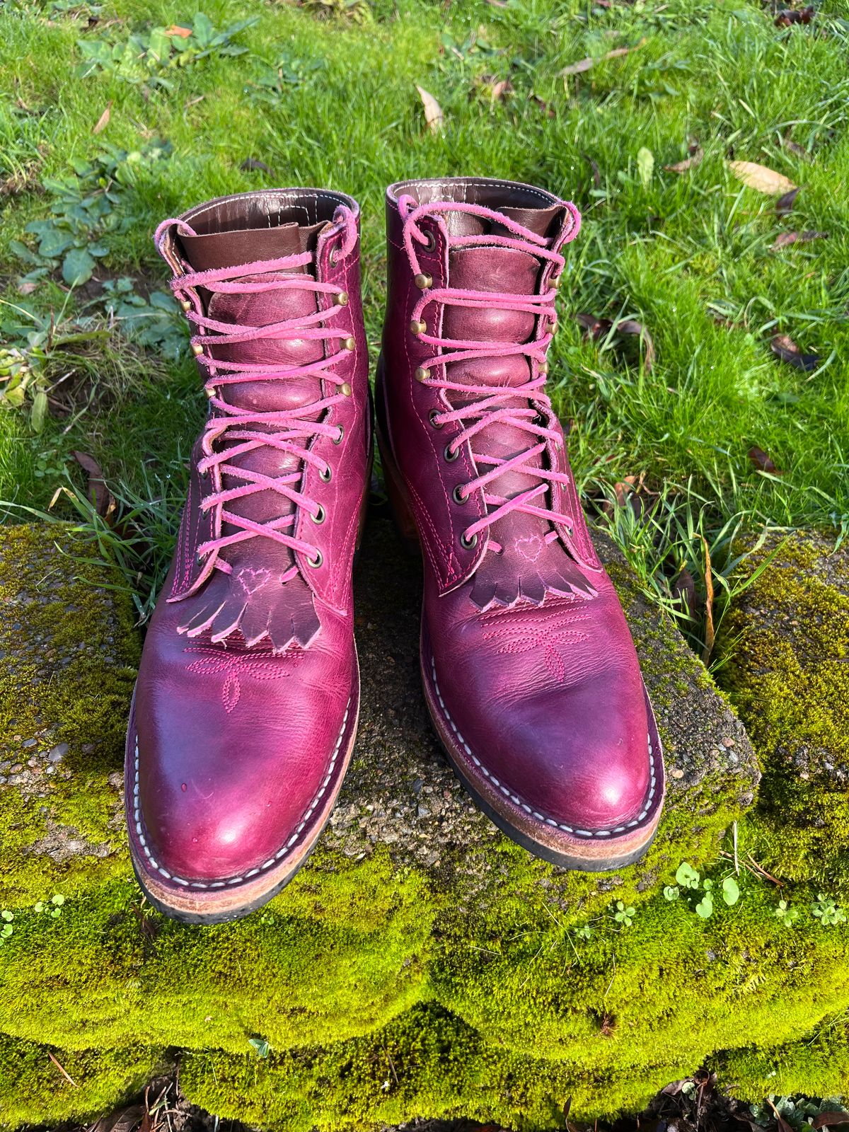 Photo by bobbi1981 on January 5, 2026 of the Frank's Boots Frontier Packer MTO in Horween Cypress Tokyo Purple.