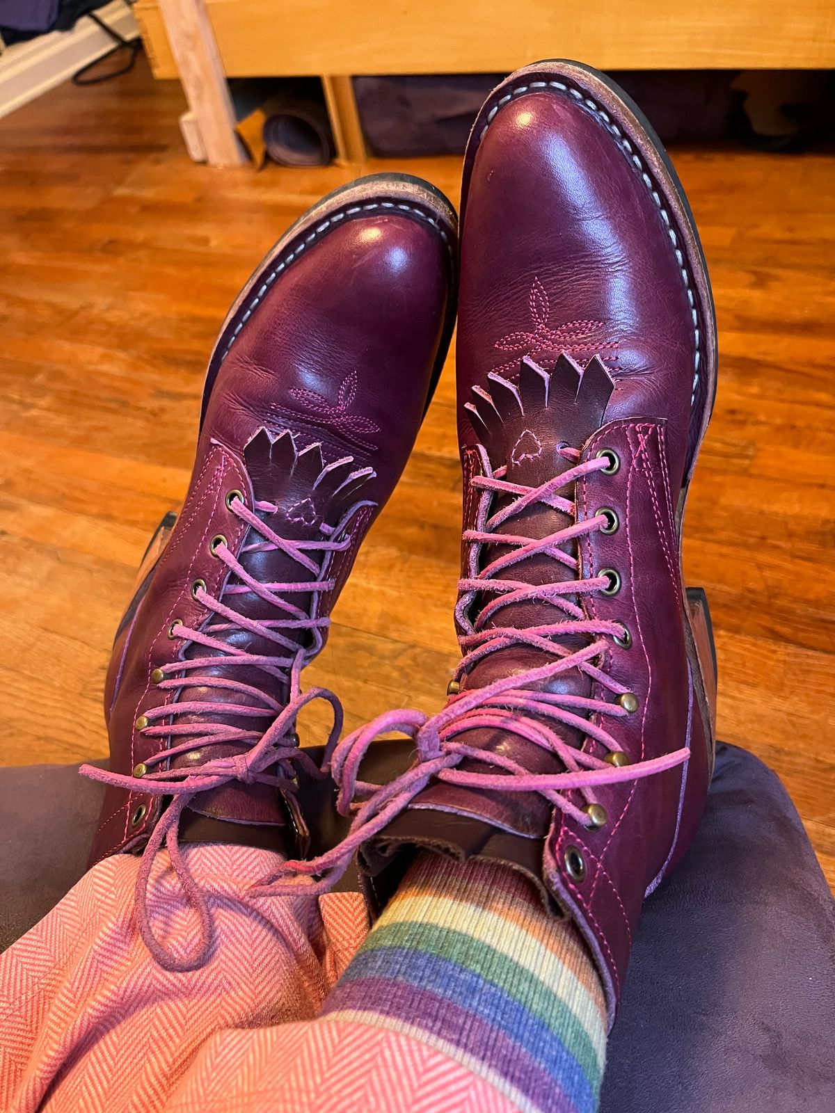 Photo by bobbi1981 on February 4, 2026 of the Frank's Boots Frontier Packer MTO in Horween Cypress Tokyo Purple.