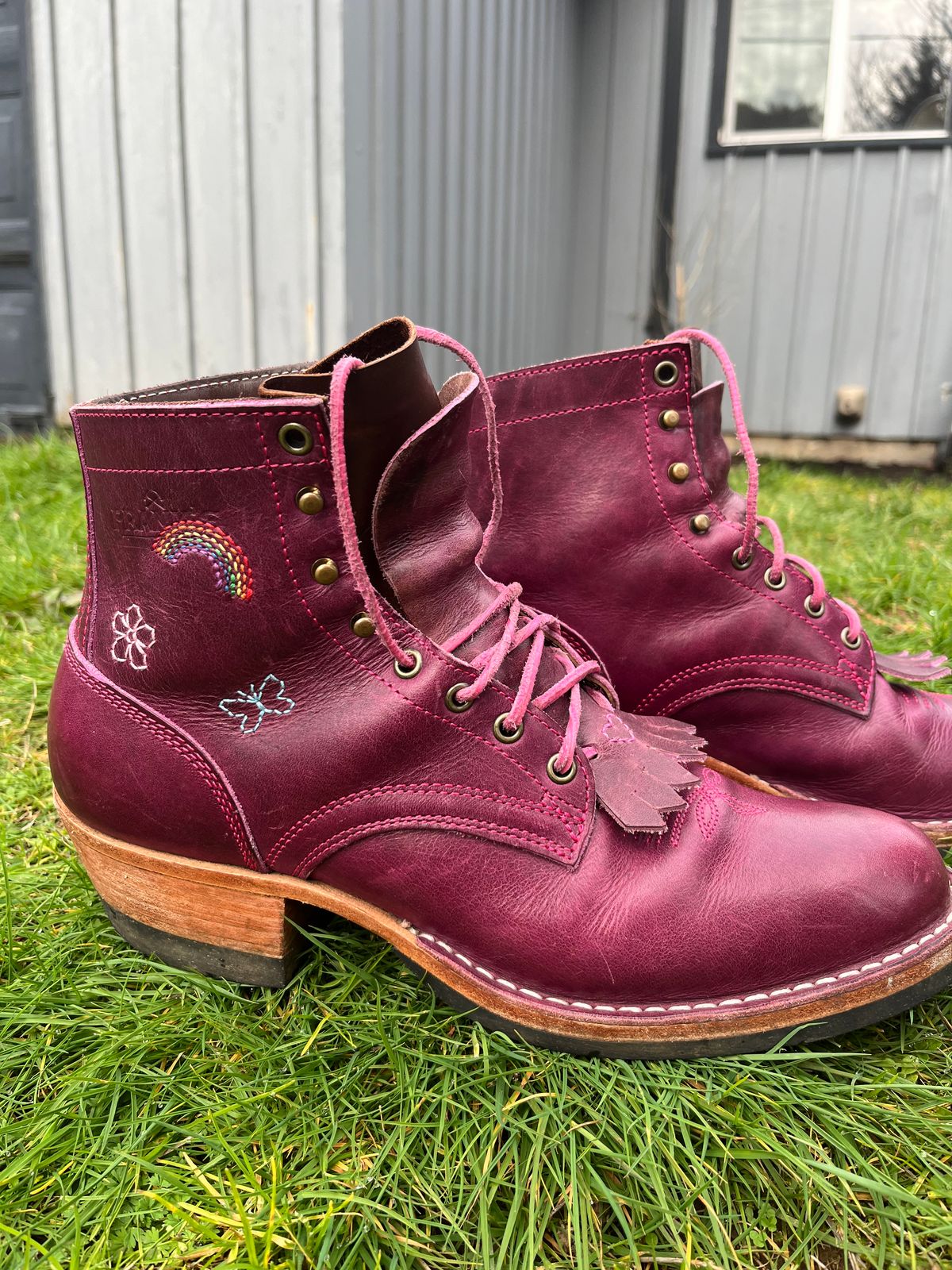Photo by bobbi1981 on February 3, 2026 of the Frank's Boots Frontier Packer MTO in Horween Cypress Tokyo Purple.