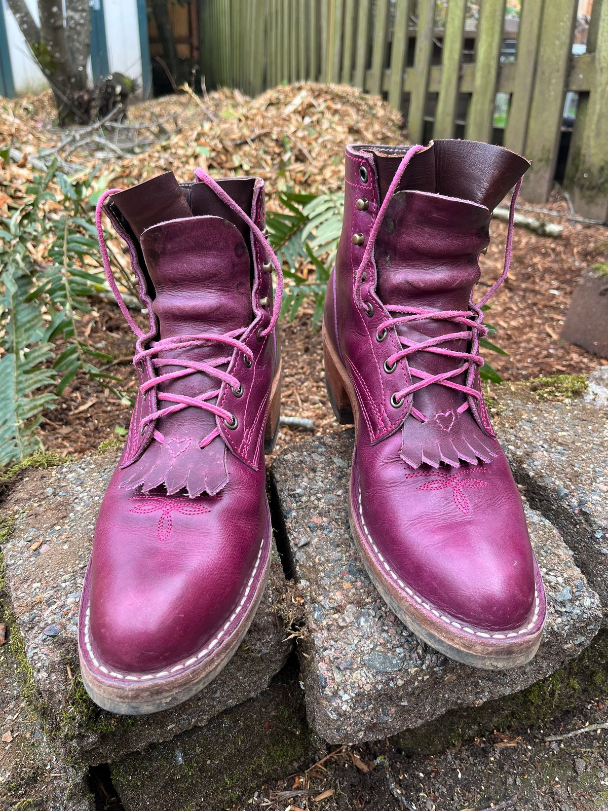 Photo by bobbi1981 on March 1, 2026 of the Frank's Boots Frontier Packer MTO in Horween Cypress Tokyo Purple.