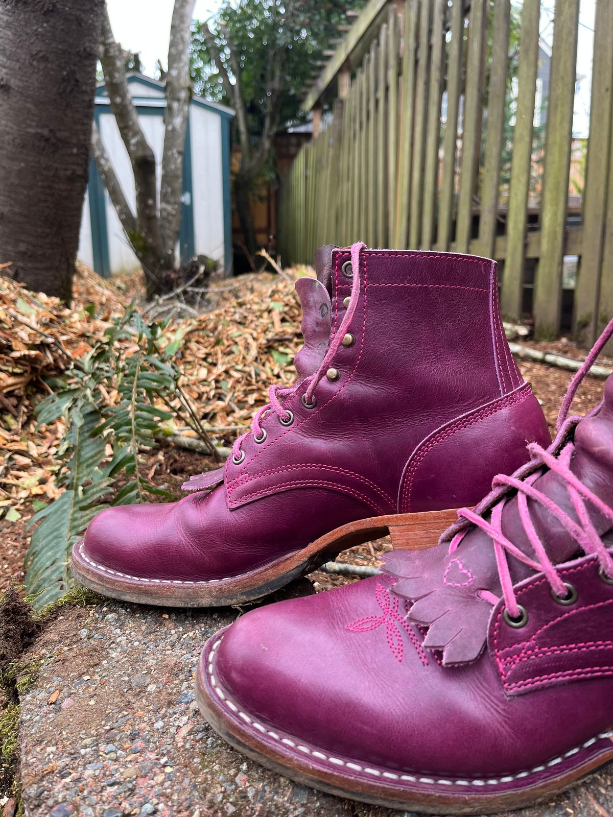 Photo by bobbi1981 on March 1, 2026 of the Frank's Boots Frontier Packer MTO in Horween Cypress Tokyo Purple.