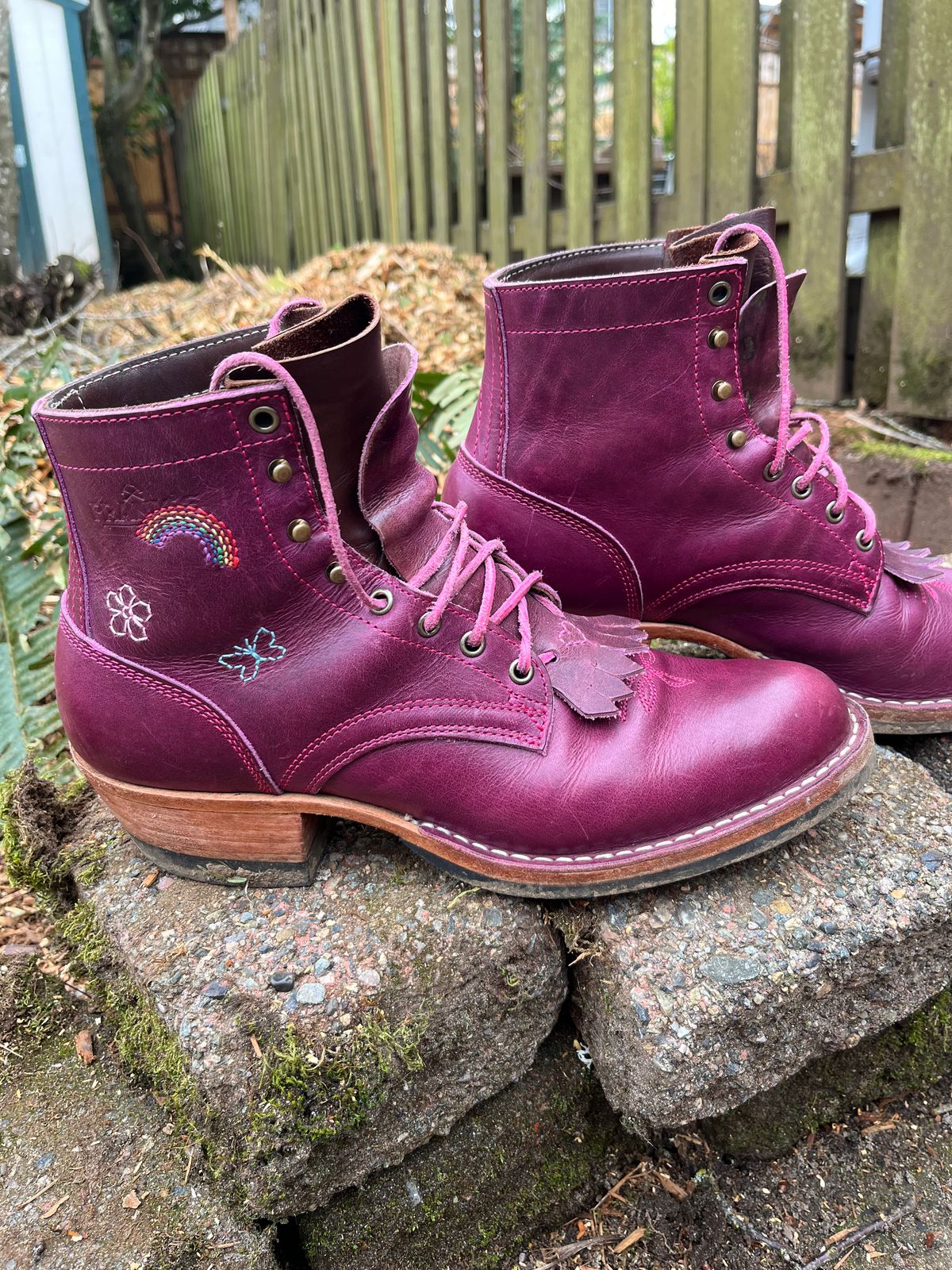Photo by bobbi1981 on March 1, 2026 of the Frank's Boots Frontier Packer MTO in Horween Cypress Tokyo Purple.