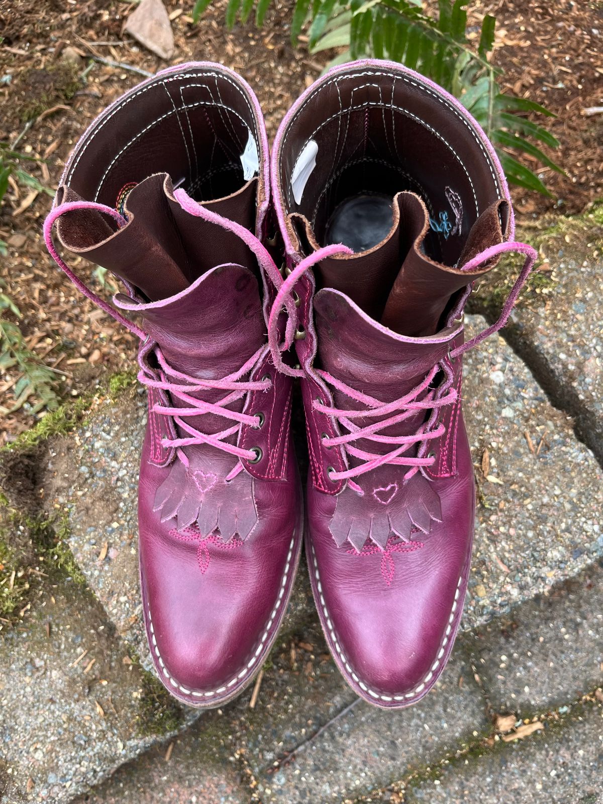 Photo by bobbi1981 on March 1, 2026 of the Frank's Boots Frontier Packer MTO in Horween Cypress Tokyo Purple.