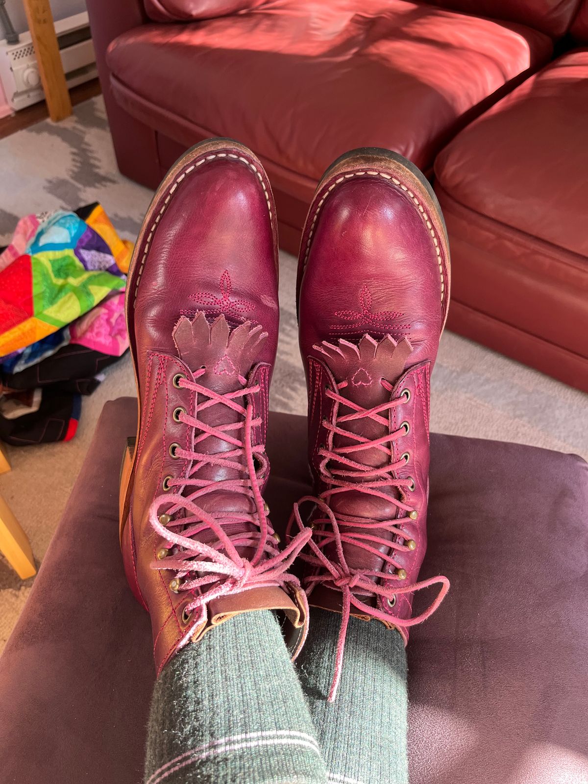 Photo by bobbi1981 on April 4, 2026 of the Frank's Boots Frontier Packer MTO in Horween Cypress Tokyo Purple.