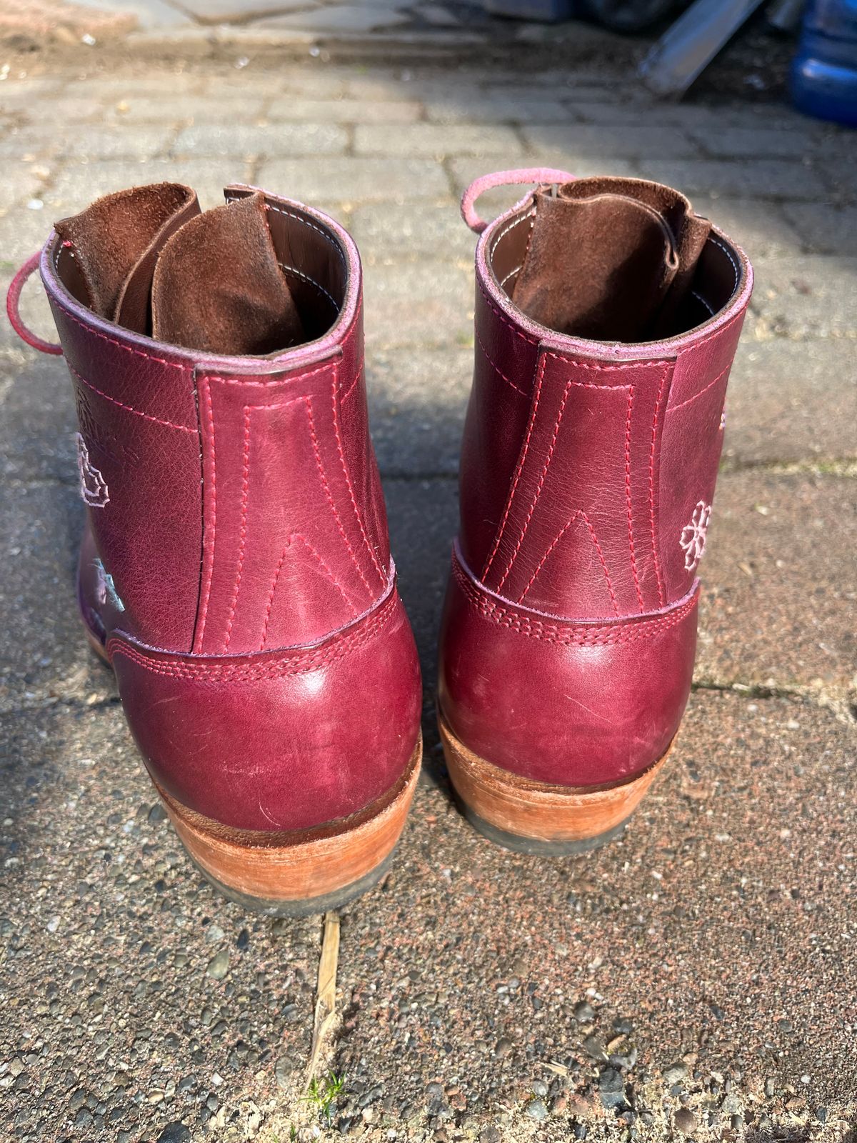 Photo by bobbi1981 on April 3, 2026 of the Frank's Boots Frontier Packer MTO in Horween Cypress Tokyo Purple.