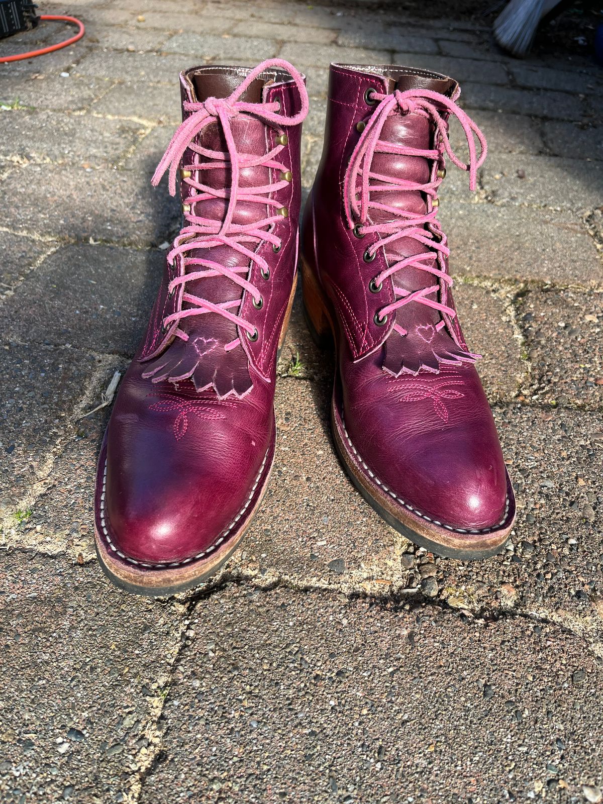 Photo by bobbi1981 on April 3, 2026 of the Frank's Boots Frontier Packer MTO in Horween Cypress Tokyo Purple.