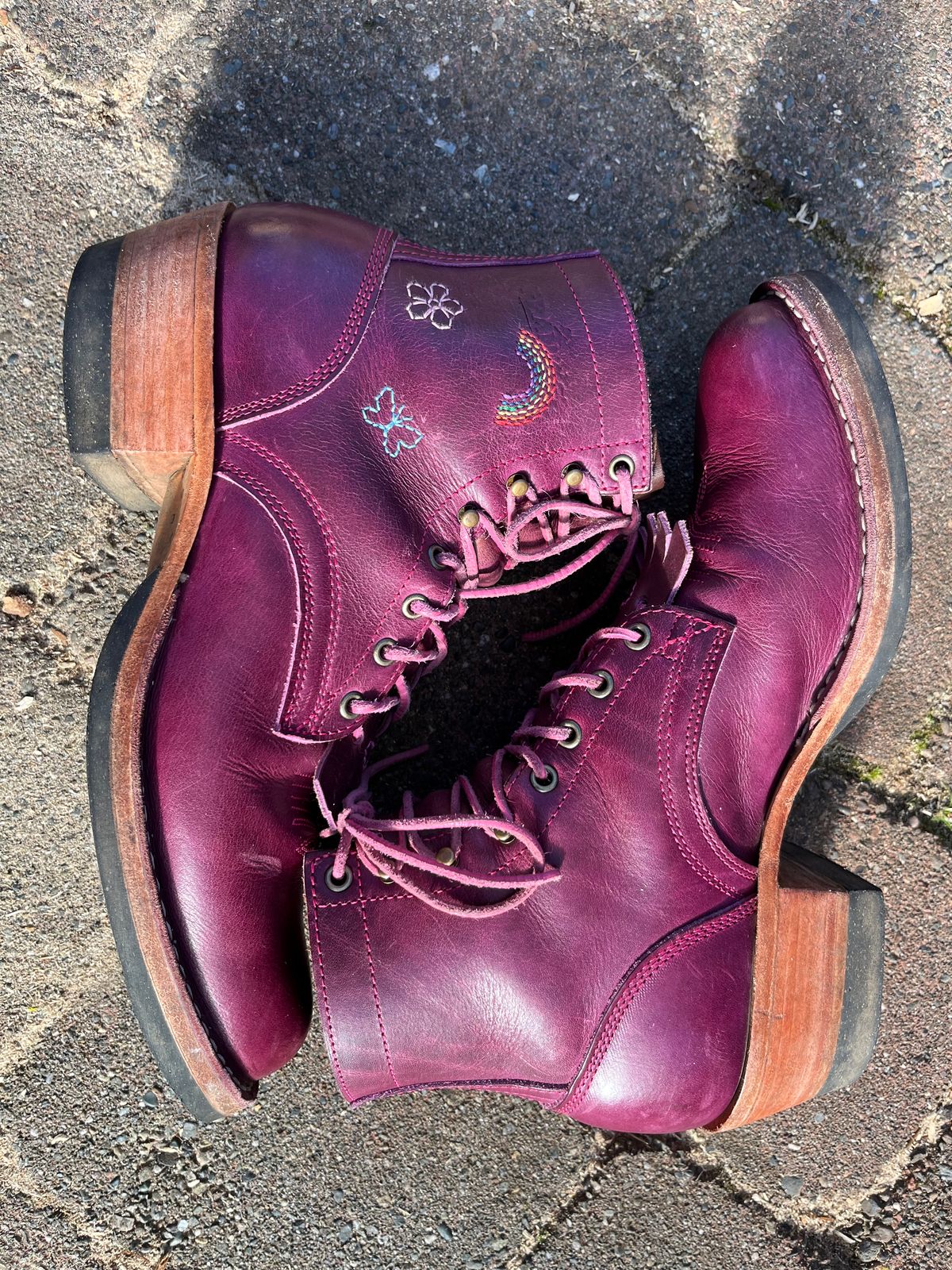 Photo by bobbi1981 on April 4, 2026 of the Frank's Boots Frontier Packer MTO in Horween Cypress Tokyo Purple.