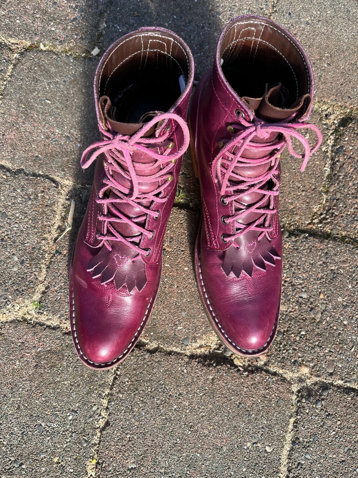 Photo by bobbi1981 on April 3, 2026 of the Frank's Boots Frontier Packer MTO in Horween Cypress Tokyo Purple.