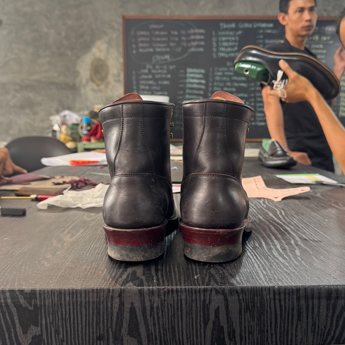 Photo by satriaamp on November 6, 2025 of the Sagara YARDMASTER in Maryam Horsebutt Burgundy Overdyed Black.