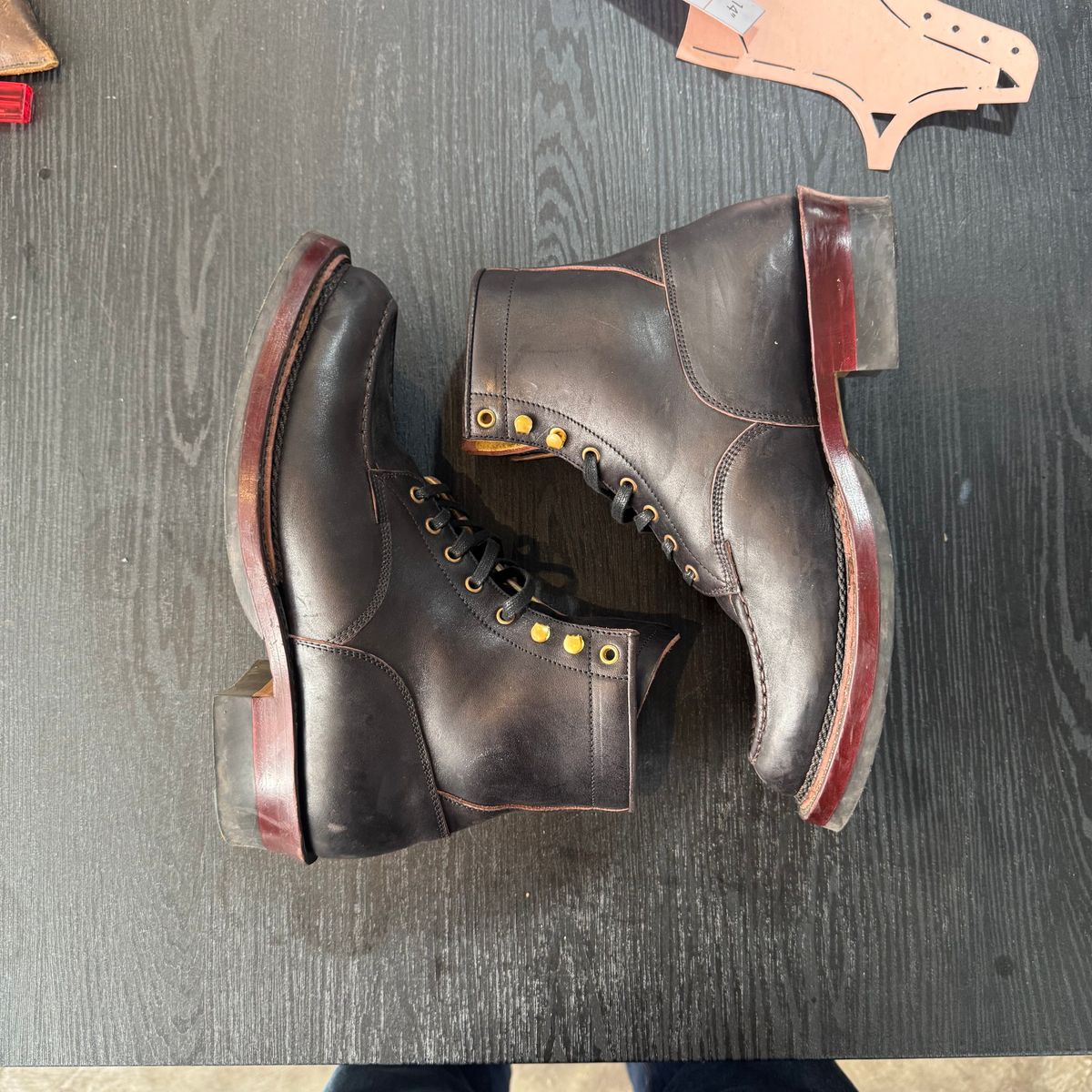 Photo by satriaamp on November 6, 2025 of the Sagara YARDMASTER in Maryam Horsebutt Burgundy Overdyed Black.