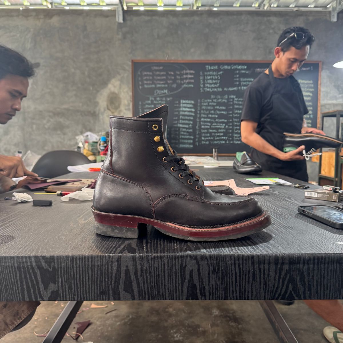 Photo by satriaamp on November 6, 2025 of the Sagara YARDMASTER in Maryam Horsebutt Burgundy Overdyed Black.