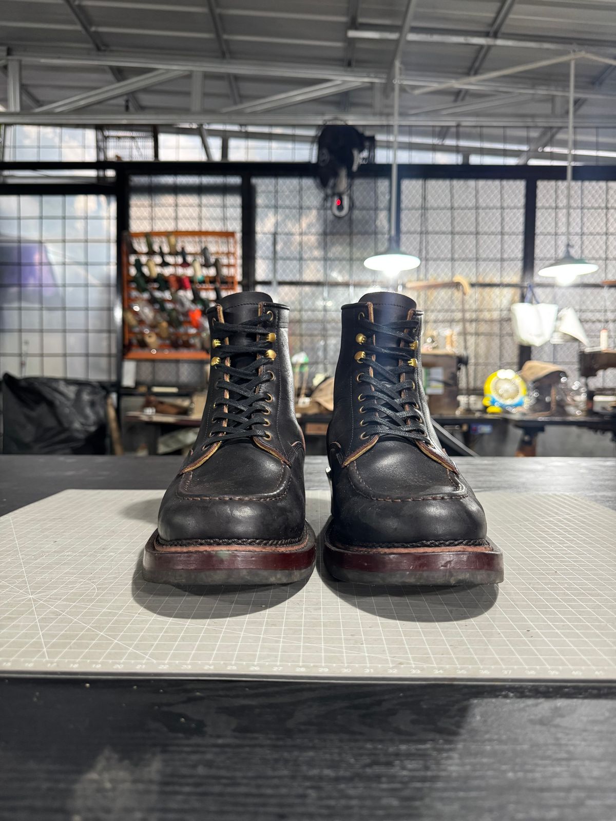 Photo by satriaamp on December 5, 2025 of the Sagara YARDMASTER in Maryam Horsebutt Burgundy Overdyed Black.