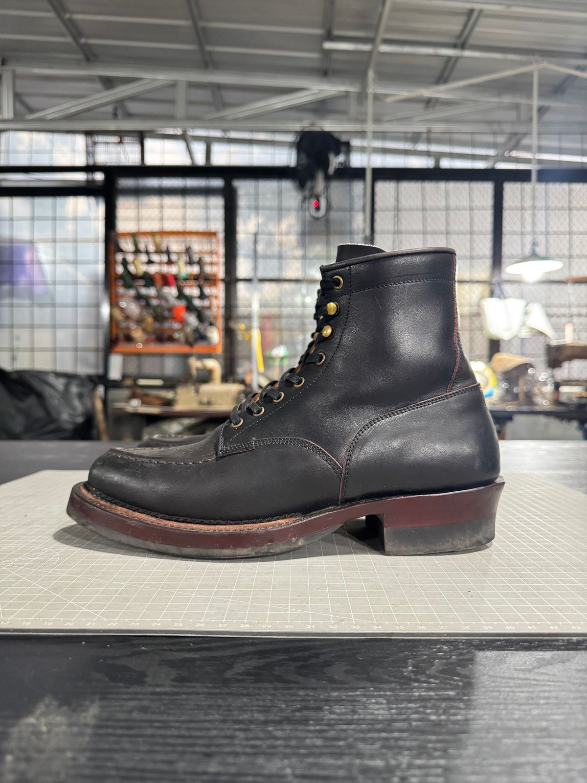 Photo by satriaamp on December 5, 2025 of the Sagara YARDMASTER in Maryam Horsebutt Burgundy Overdyed Black.