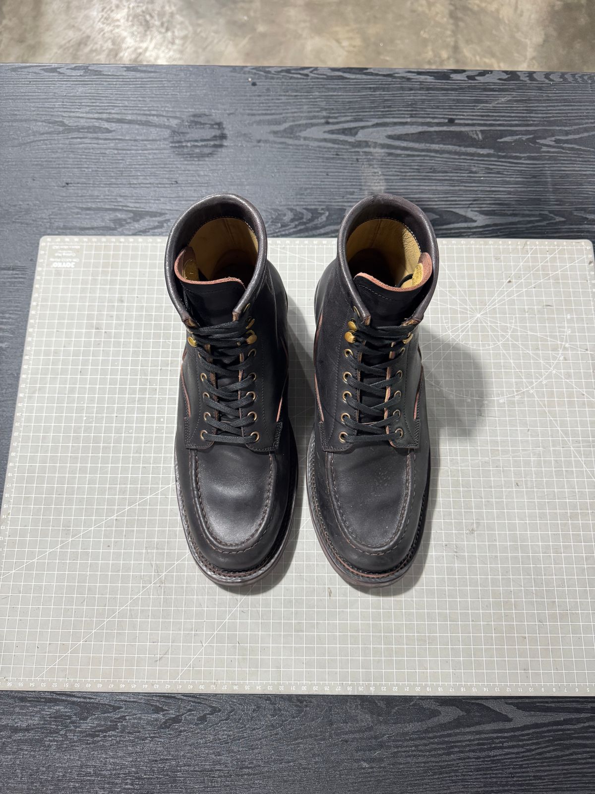 Photo by satriaamp on December 5, 2025 of the Sagara YARDMASTER in Maryam Horsebutt Burgundy Overdyed Black.