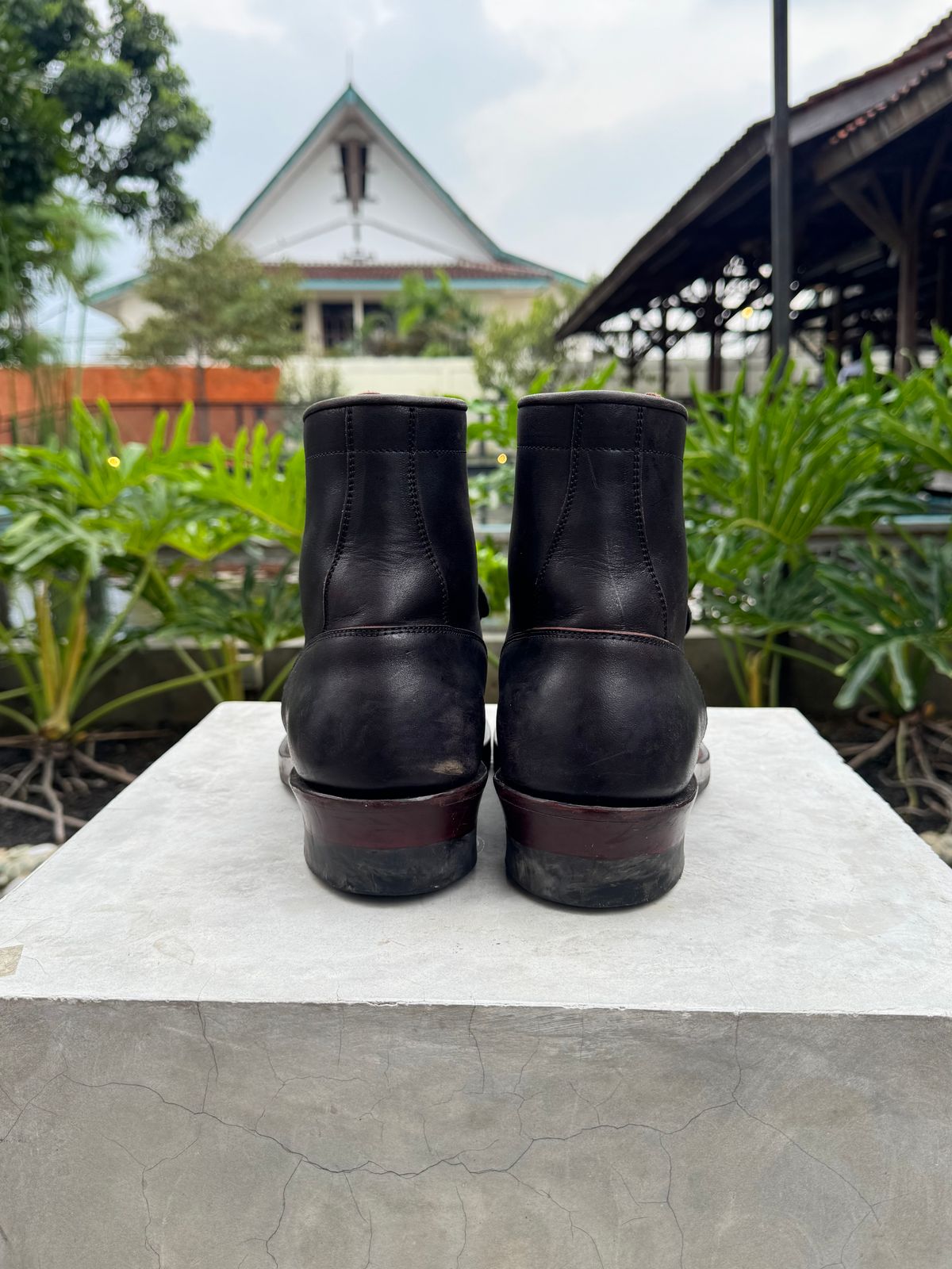 Photo by satriaamp on January 5, 2026 of the Sagara YARDMASTER in Maryam Horsebutt Burgundy Overdyed Black.