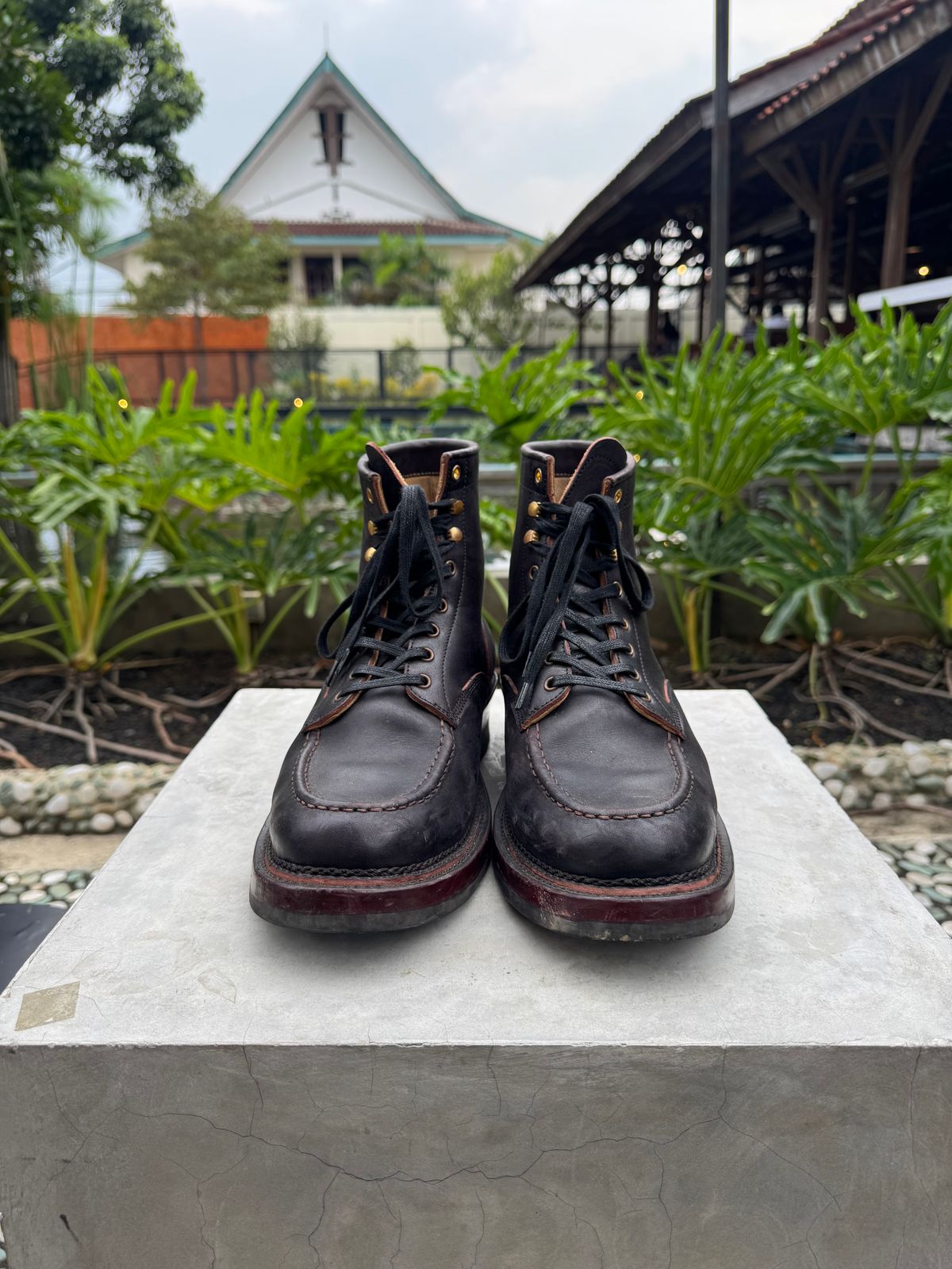 Photo by satriaamp on January 5, 2026 of the Sagara YARDMASTER in Maryam Horsebutt Burgundy Overdyed Black.