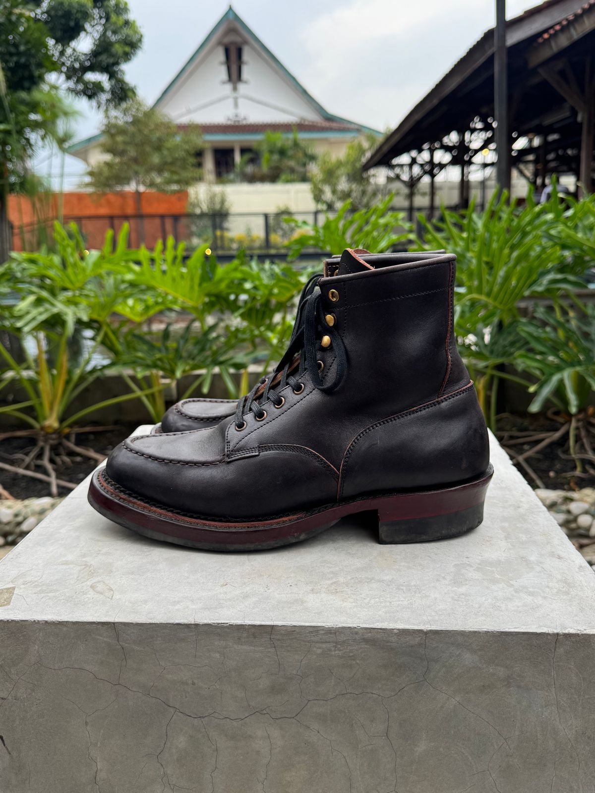 Photo by satriaamp on January 5, 2026 of the Sagara YARDMASTER in Maryam Horsebutt Burgundy Overdyed Black.