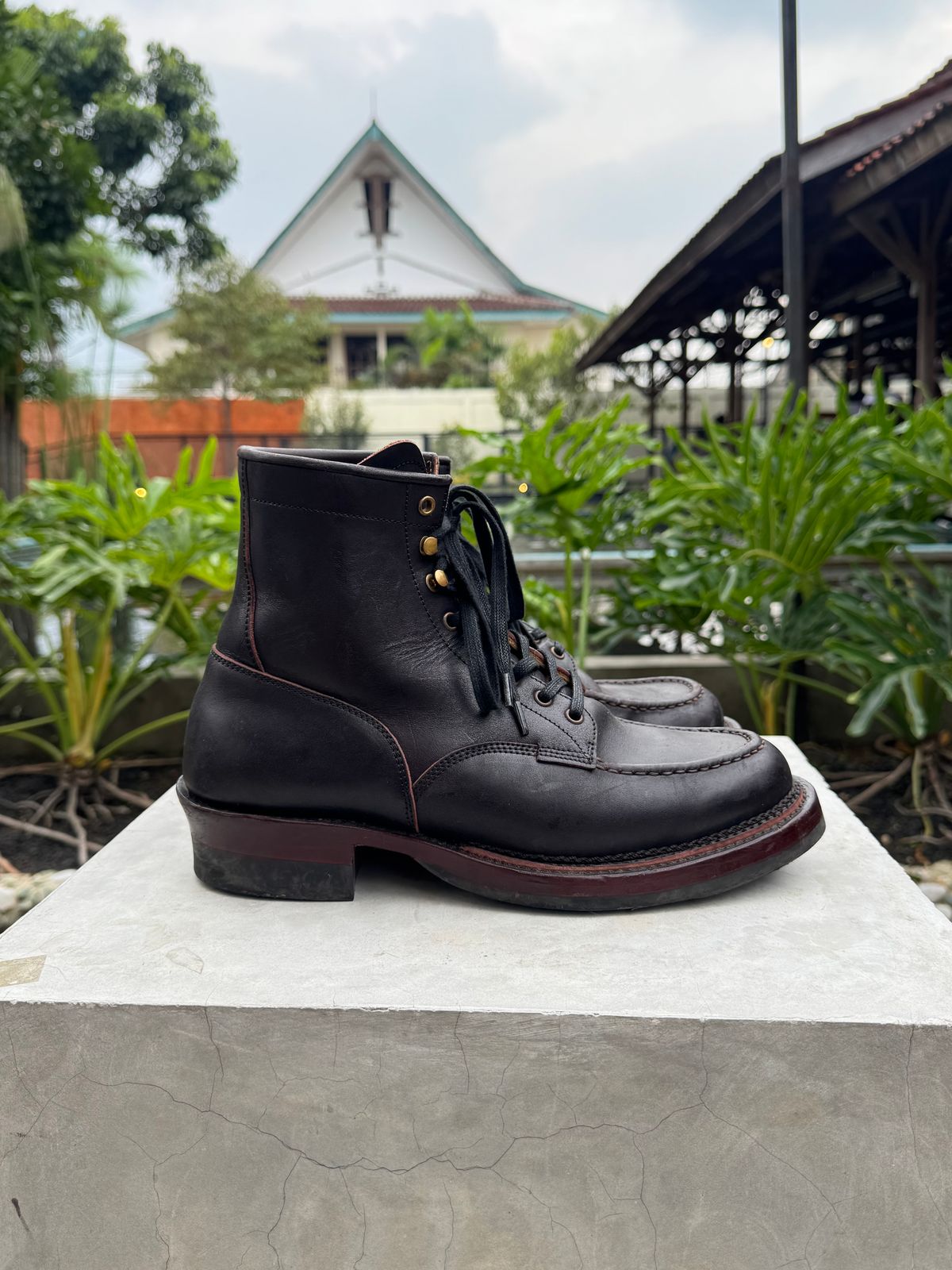 Photo by satriaamp on January 5, 2026 of the Sagara YARDMASTER in Maryam Horsebutt Burgundy Overdyed Black.