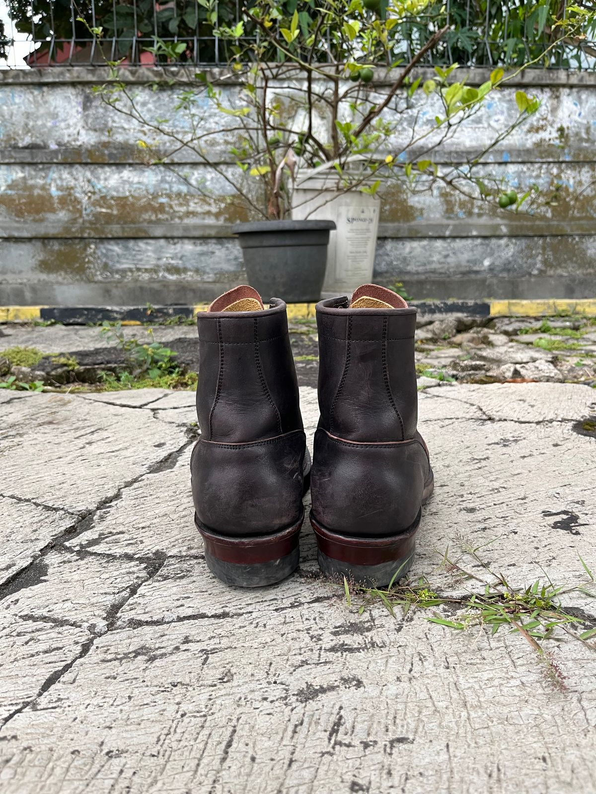Photo by satriaamp on March 2, 2026 of the Sagara YARDMASTER in Maryam Horsebutt Burgundy Overdyed Black.
