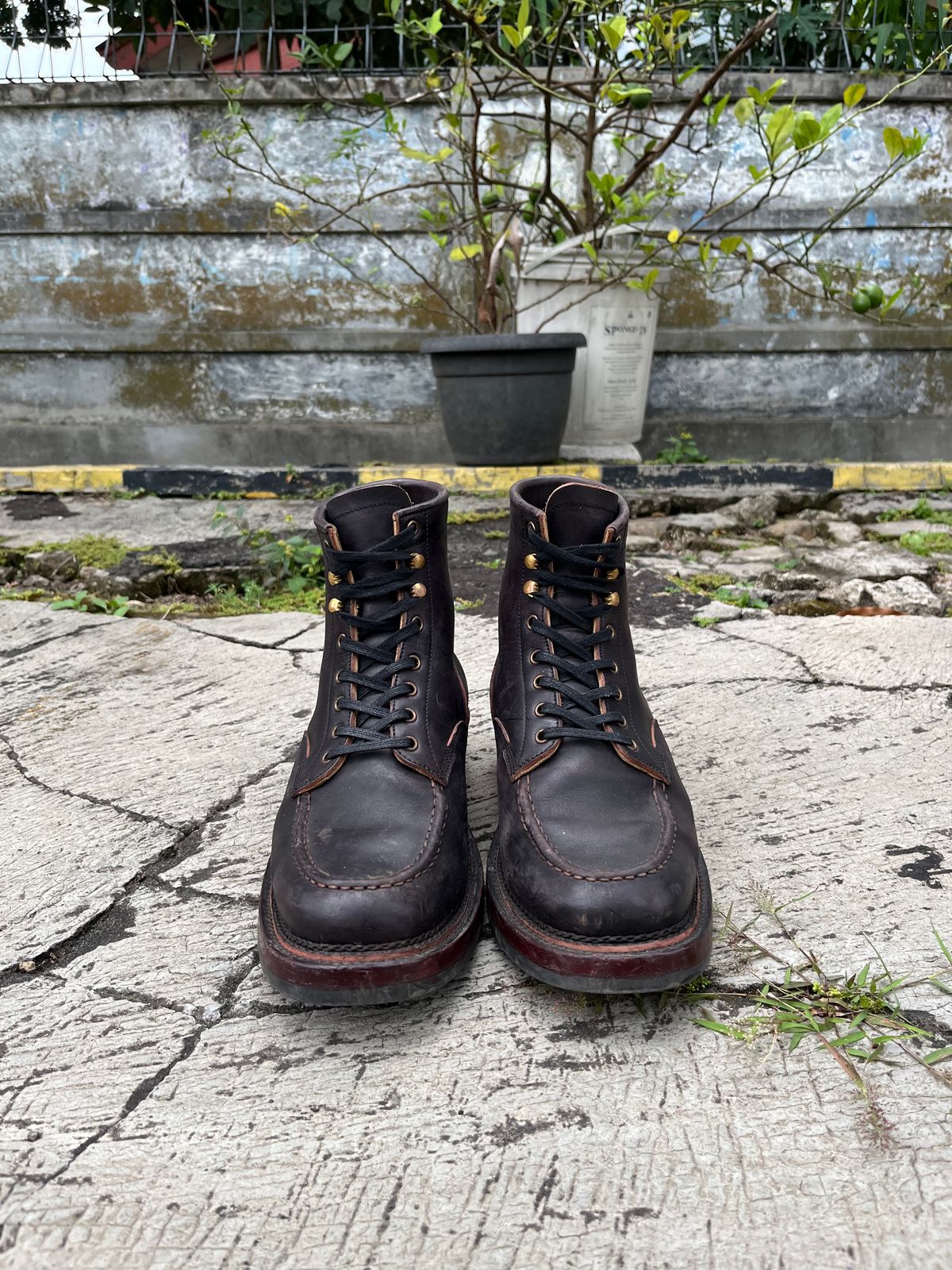 Photo by satriaamp on March 2, 2026 of the Sagara YARDMASTER in Maryam Horsebutt Burgundy Overdyed Black.