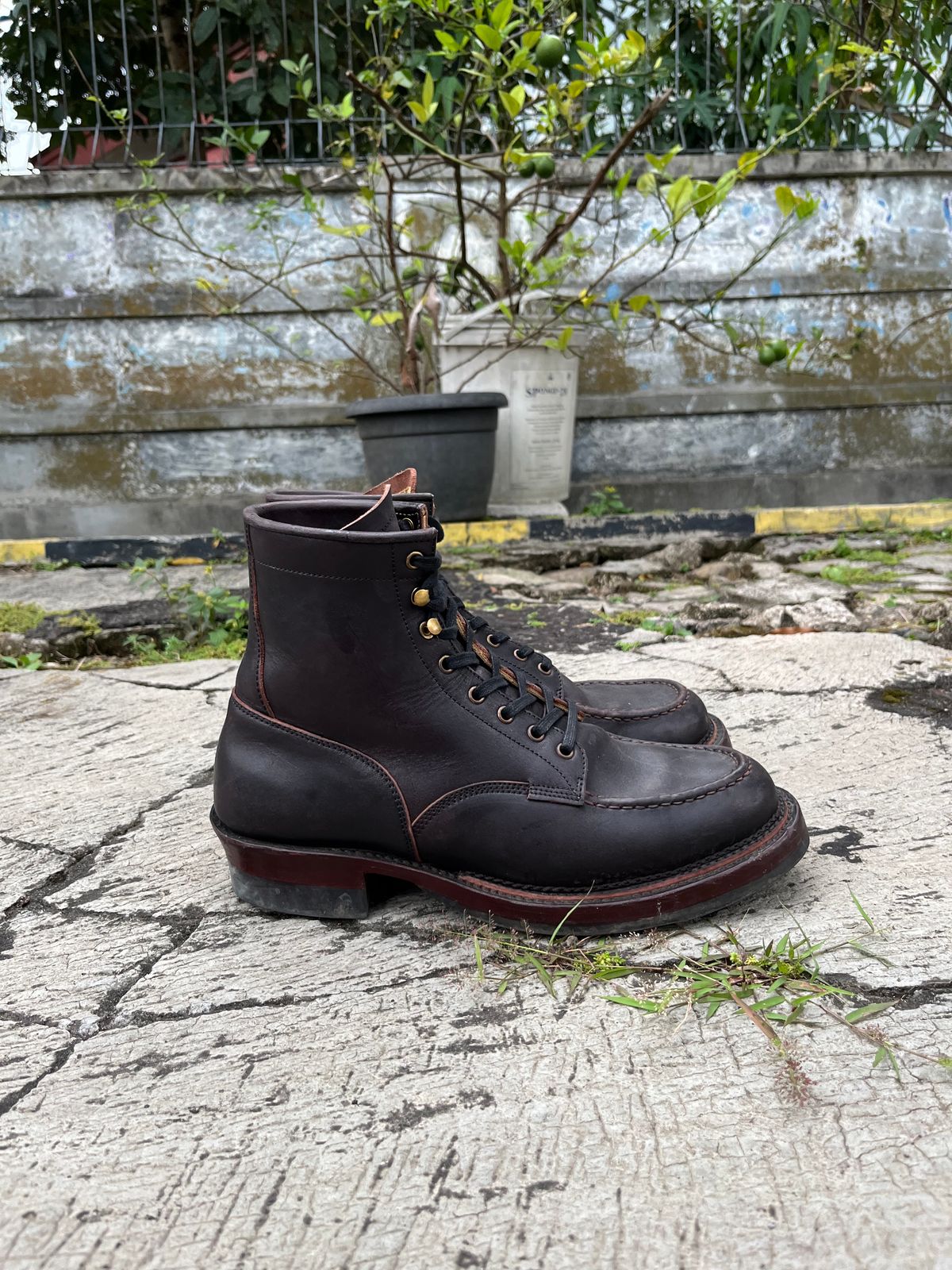 Photo by satriaamp on March 2, 2026 of the Sagara YARDMASTER in Maryam Horsebutt Burgundy Overdyed Black.