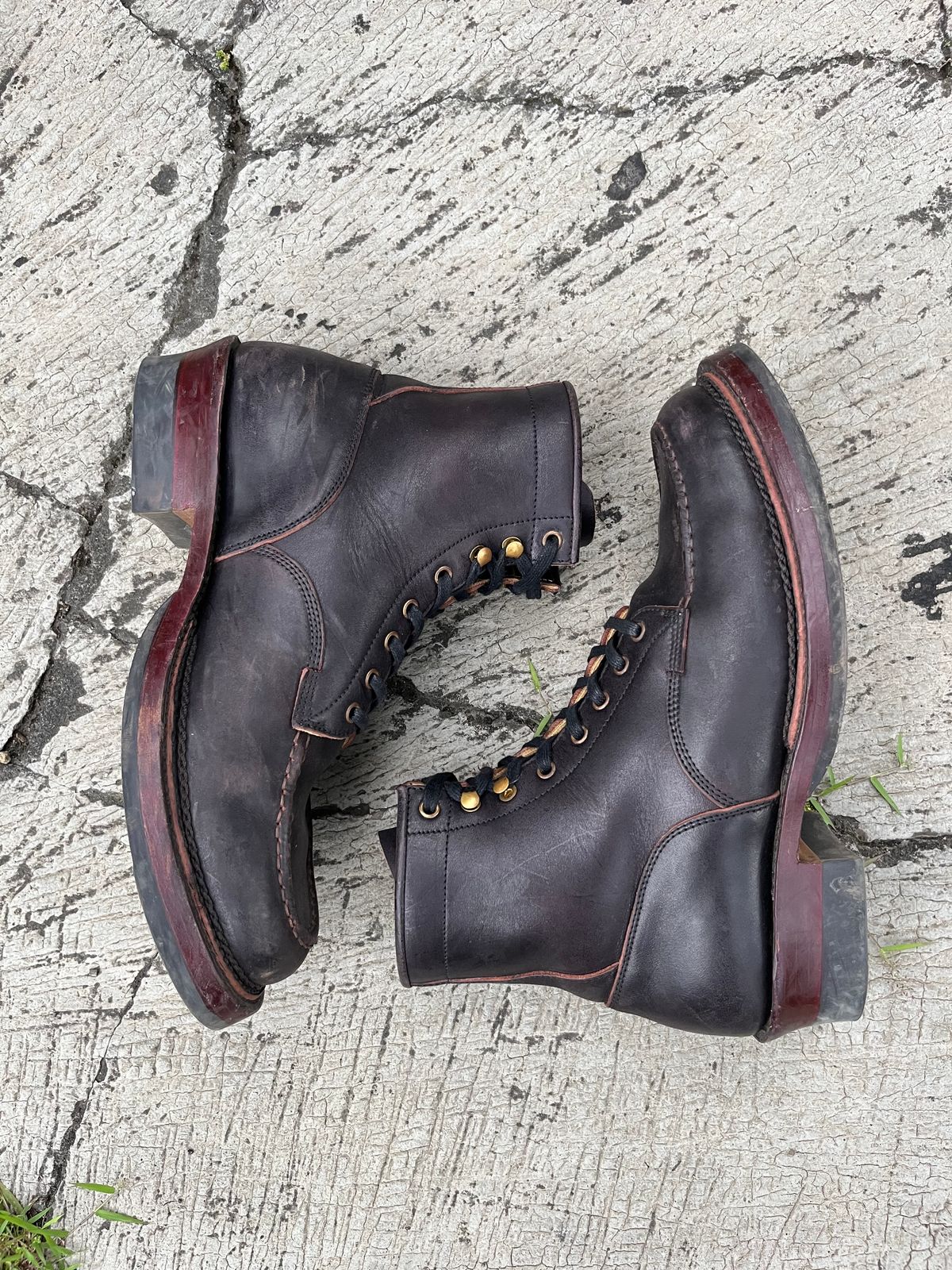 Photo by satriaamp on March 2, 2026 of the Sagara YARDMASTER in Maryam Horsebutt Burgundy Overdyed Black.