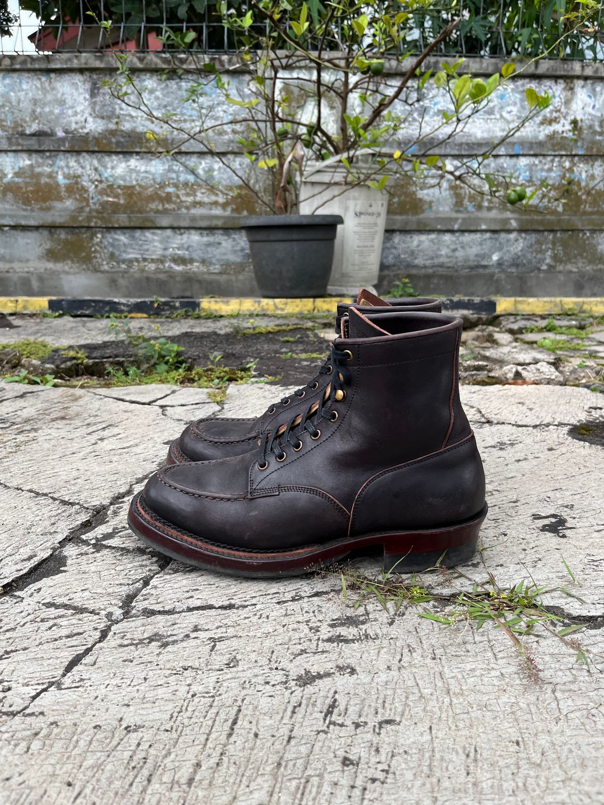 Photo by satriaamp on March 2, 2026 of the Sagara YARDMASTER in Maryam Horsebutt Burgundy Overdyed Black.