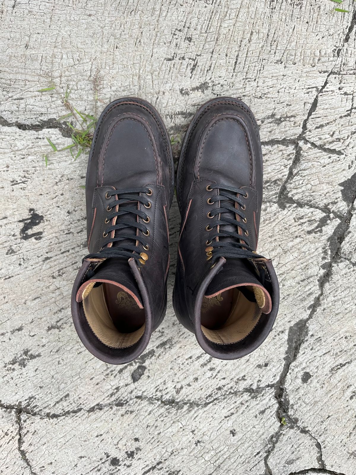 Photo by satriaamp on March 2, 2026 of the Sagara YARDMASTER in Maryam Horsebutt Burgundy Overdyed Black.