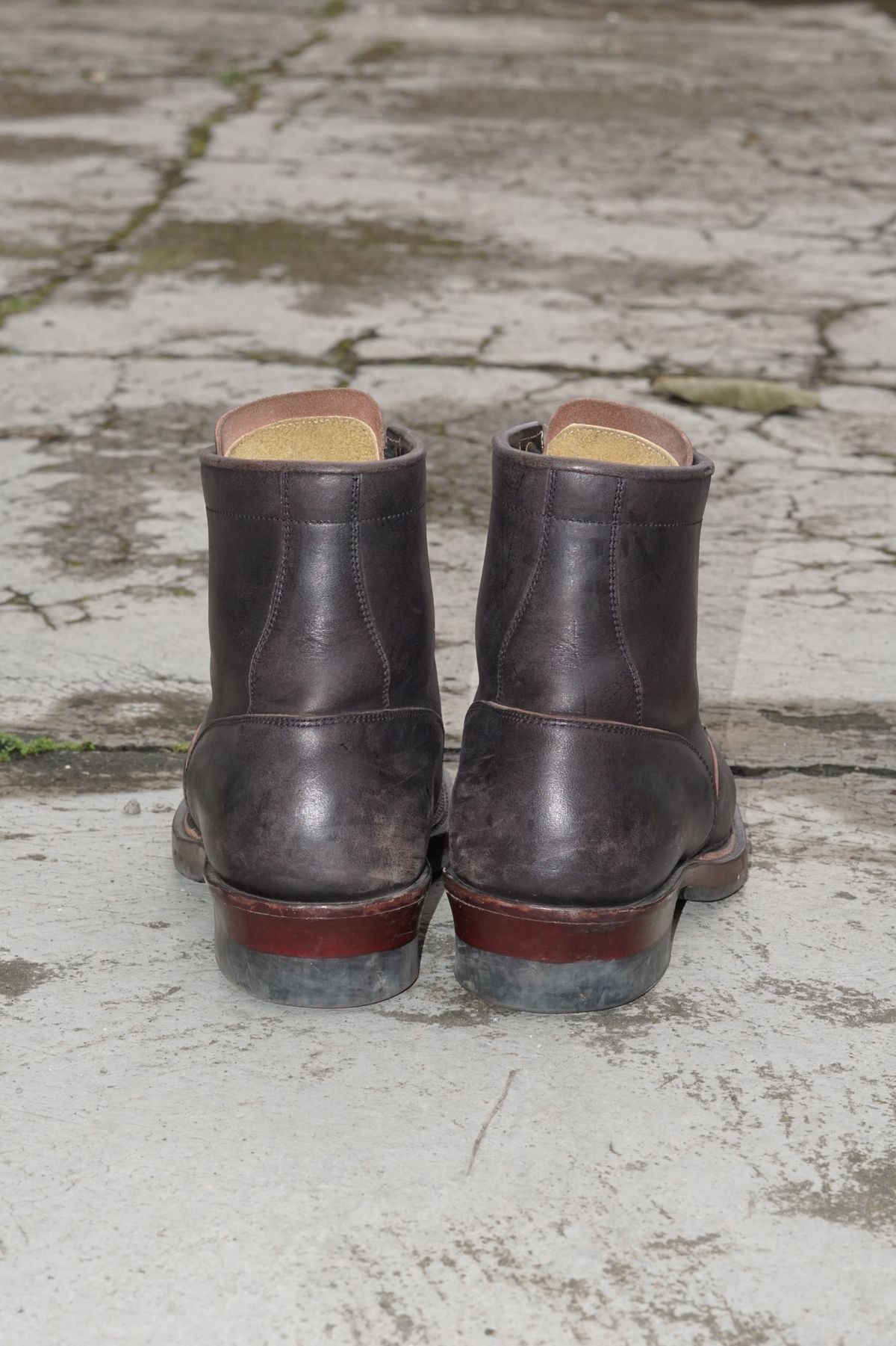 Photo by satriaamp on April 1, 2026 of the Sagara YARDMASTER in Maryam Horsebutt Burgundy Overdyed Black.