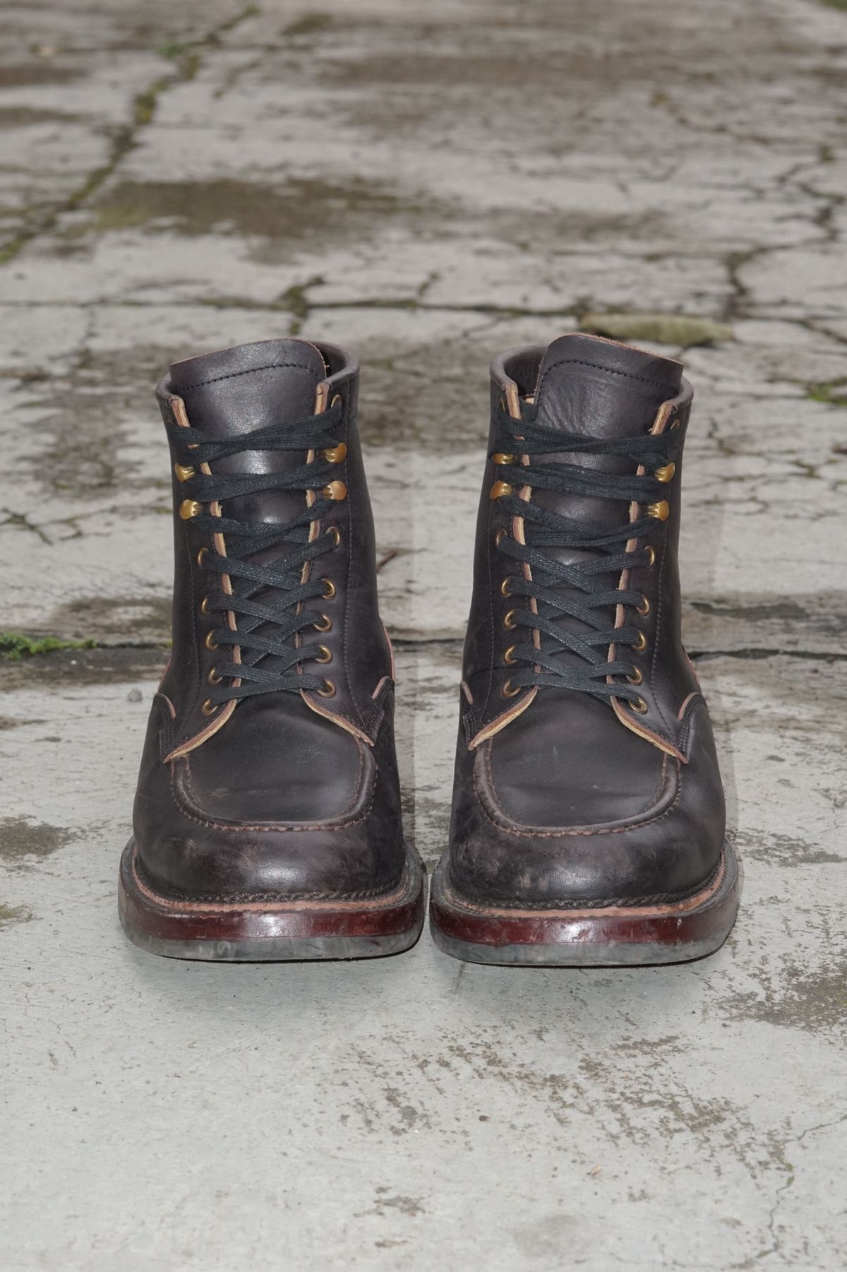 Photo by satriaamp on April 1, 2026 of the Sagara YARDMASTER in Maryam Horsebutt Burgundy Overdyed Black.