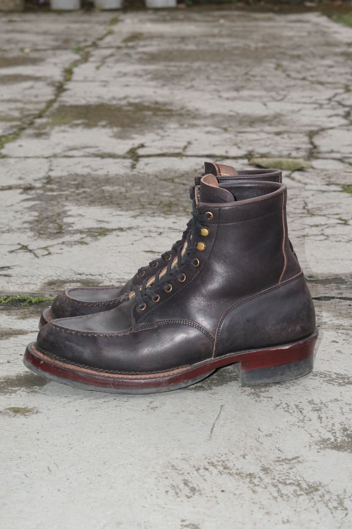 Photo by satriaamp on April 1, 2026 of the Sagara YARDMASTER in Maryam Horsebutt Burgundy Overdyed Black.