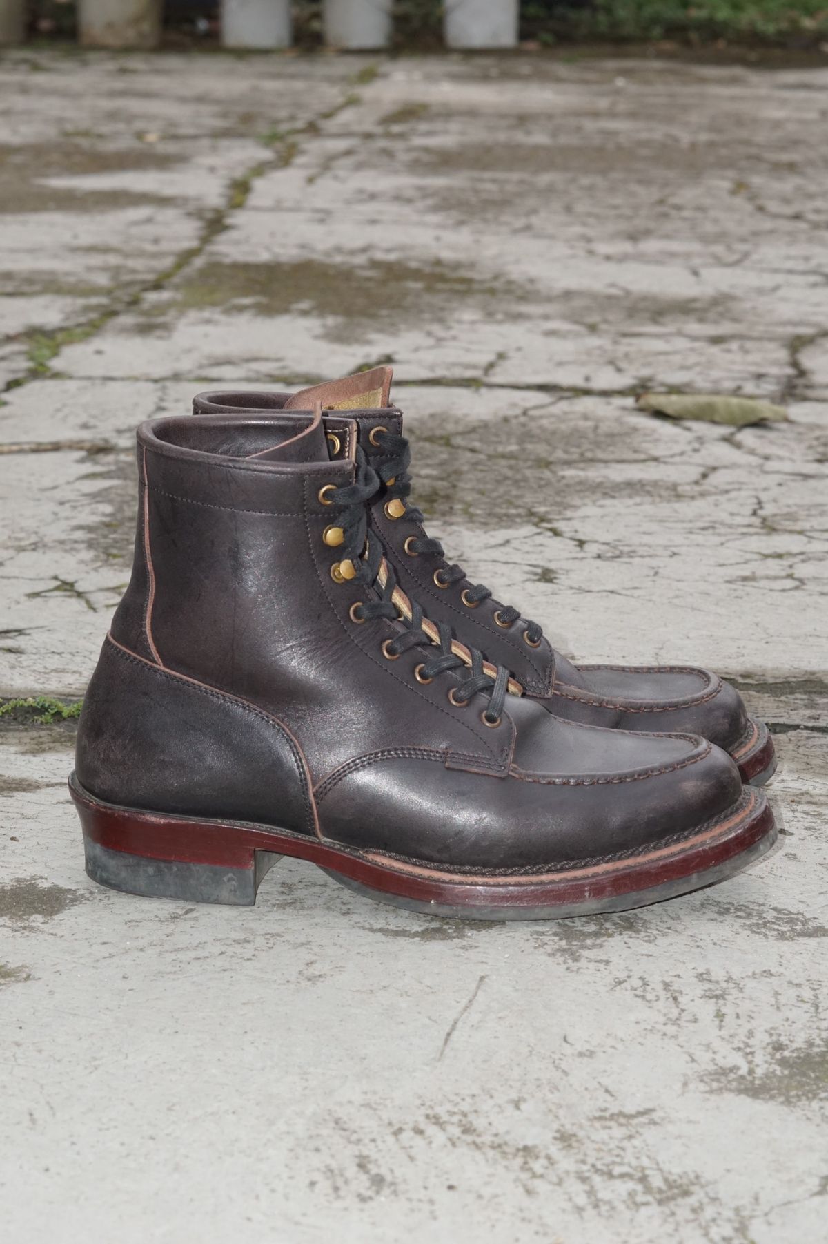 Photo by satriaamp on April 1, 2026 of the Sagara YARDMASTER in Maryam Horsebutt Burgundy Overdyed Black.