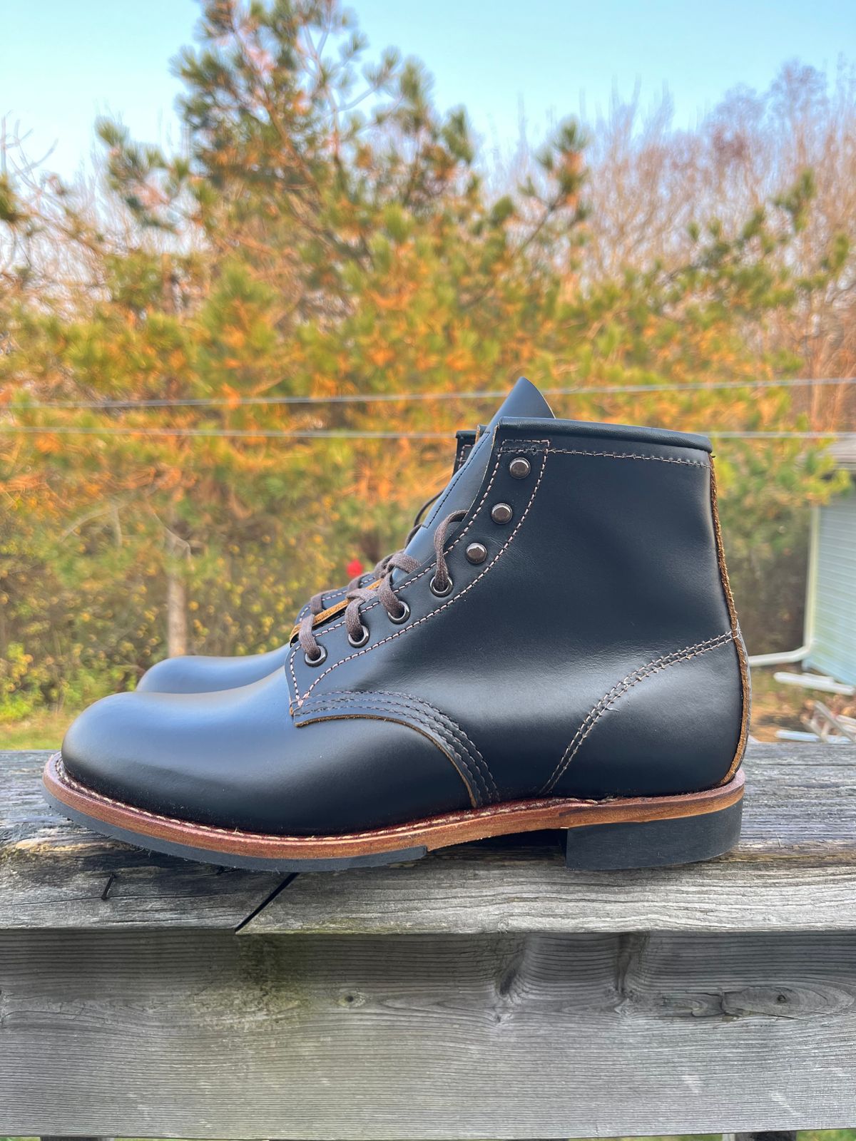 Photo by jamiejulia on November 1, 2024 of the Red Wing Beckman Flatbox in S.B. Foot Black Klondike.