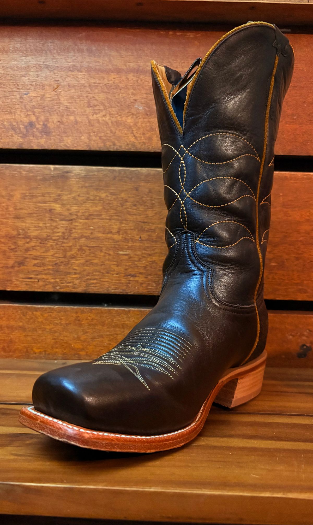 Photo by typist on May 24, 2025 of the HYER Boots Maize in Chocolate.