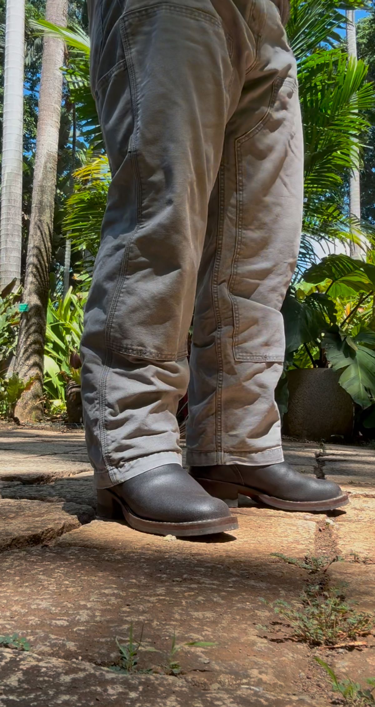 Photo by Apprehensivebootbuyer on August 6, 2025 of the Nicks Brakeman in Horween Black Waxed Flesh.