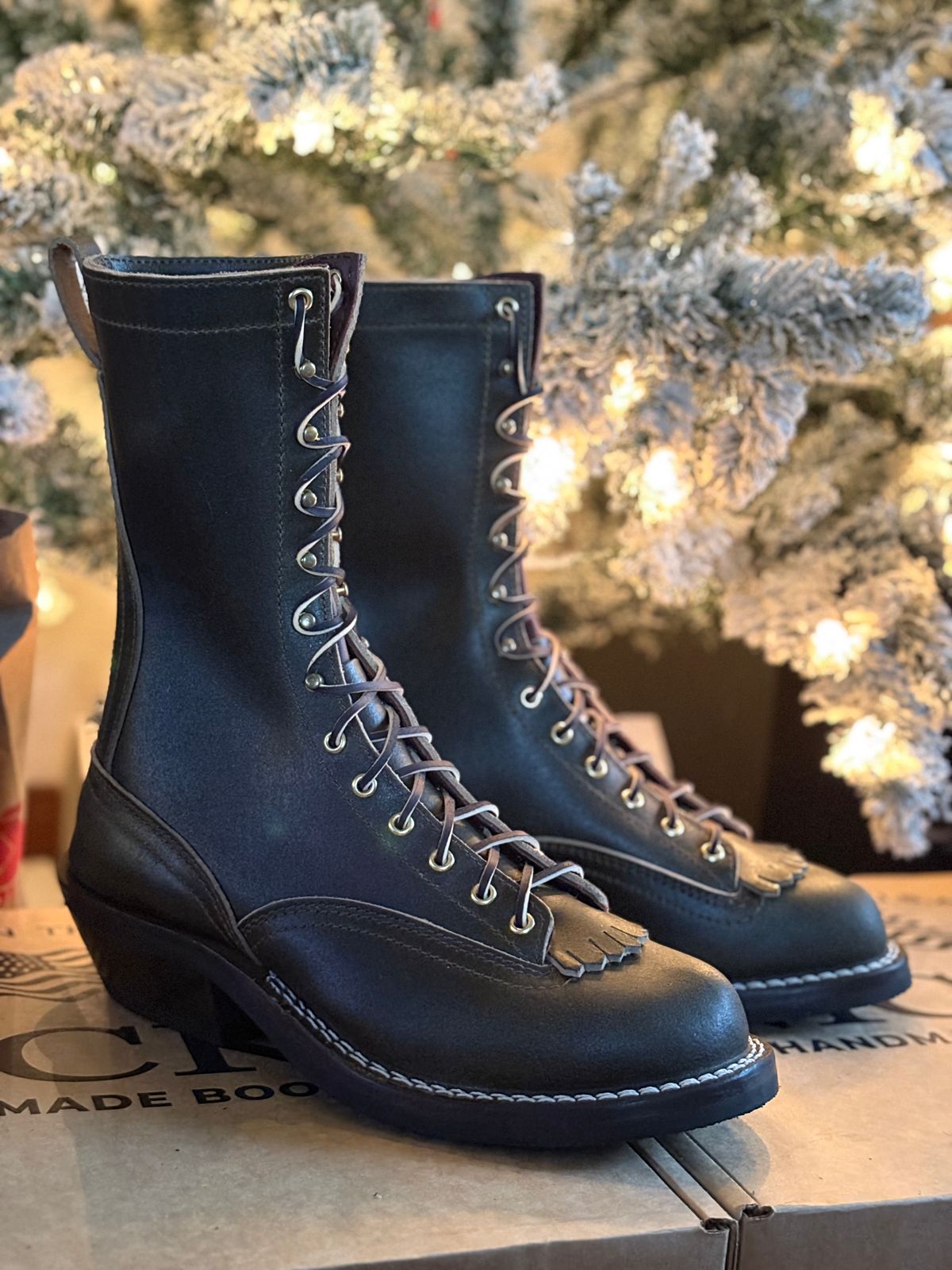 Photo by Apprehensivebootbuyer on December 25, 2025 of the Nicks Lace To Toe in Greener Pastures Waxed flesh.