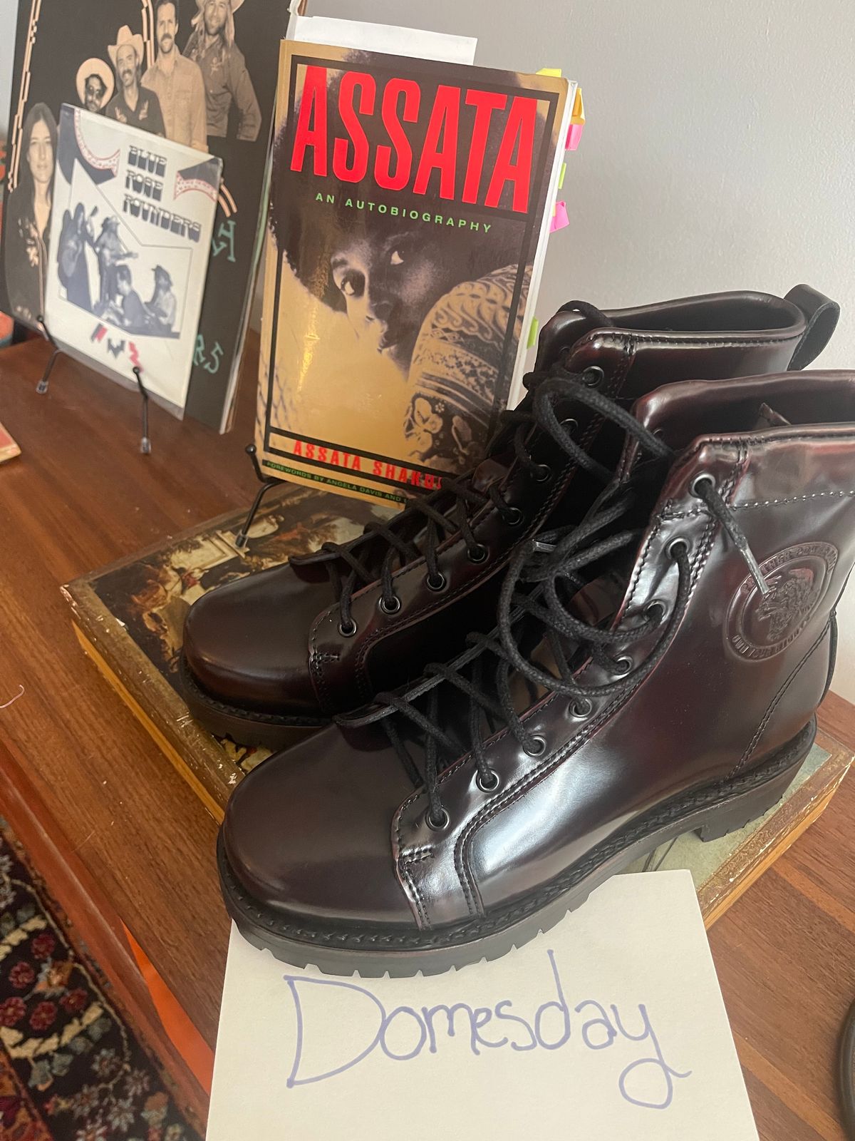 Photo by Tina_Sparkle on October 1, 2024 of the Panther Power Boots Malcolm X Brochole Wine in Cherry Black Chameleon Mexican Tannage.