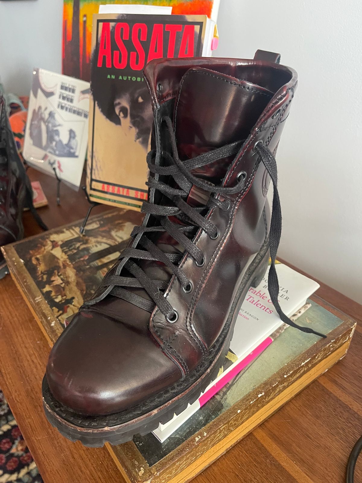 Photo by Tina_Sparkle on November 5, 2024 of the Panther Power Boots Malcolm X Brochole Wine in Cherry Black Chameleon Mexican Tannage.