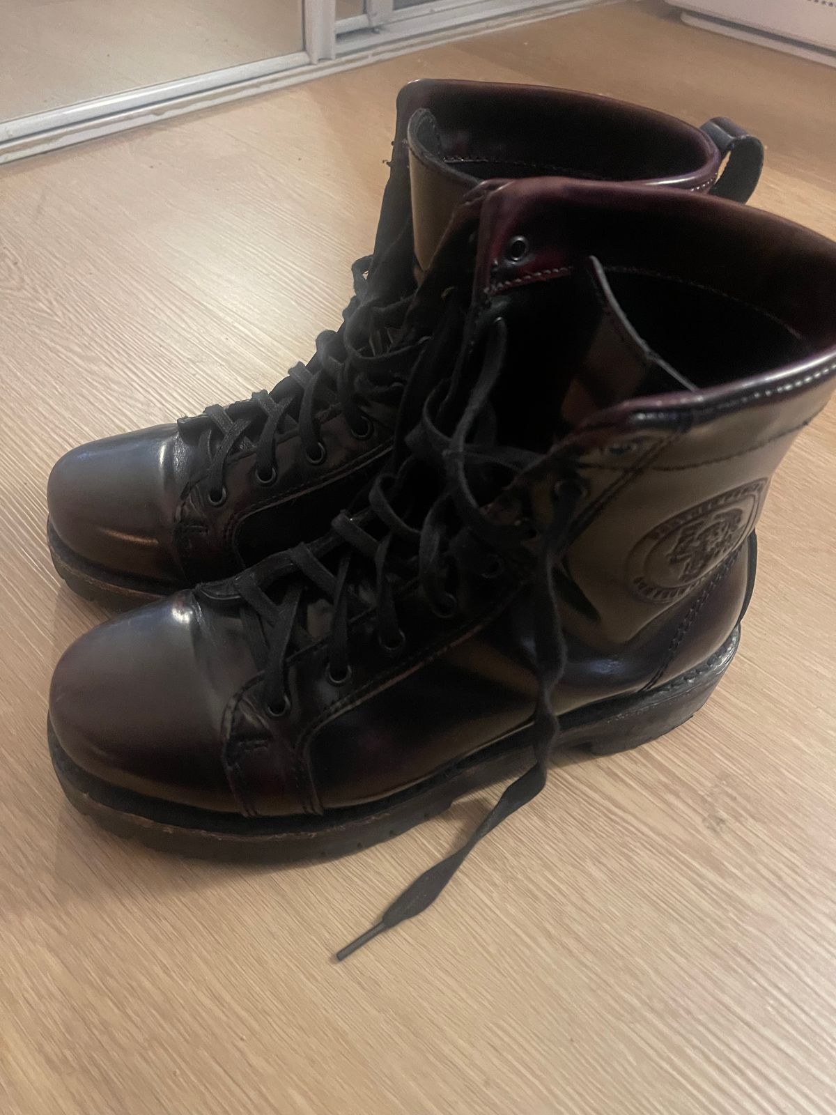 Photo by Tina_Sparkle on December 6, 2024 of the Panther Power Boots Malcolm X Brochole Wine in Cherry Black Chameleon Mexican Tannage.