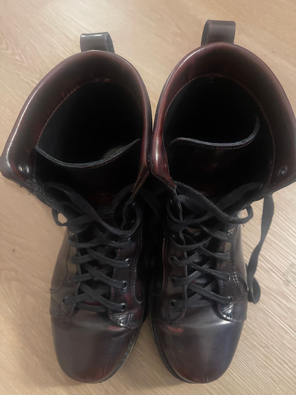 Photo by Tina_Sparkle on December 6, 2024 of the Panther Power Boots Malcolm X Brochole Wine in Cherry Black Chameleon Mexican Tannage.