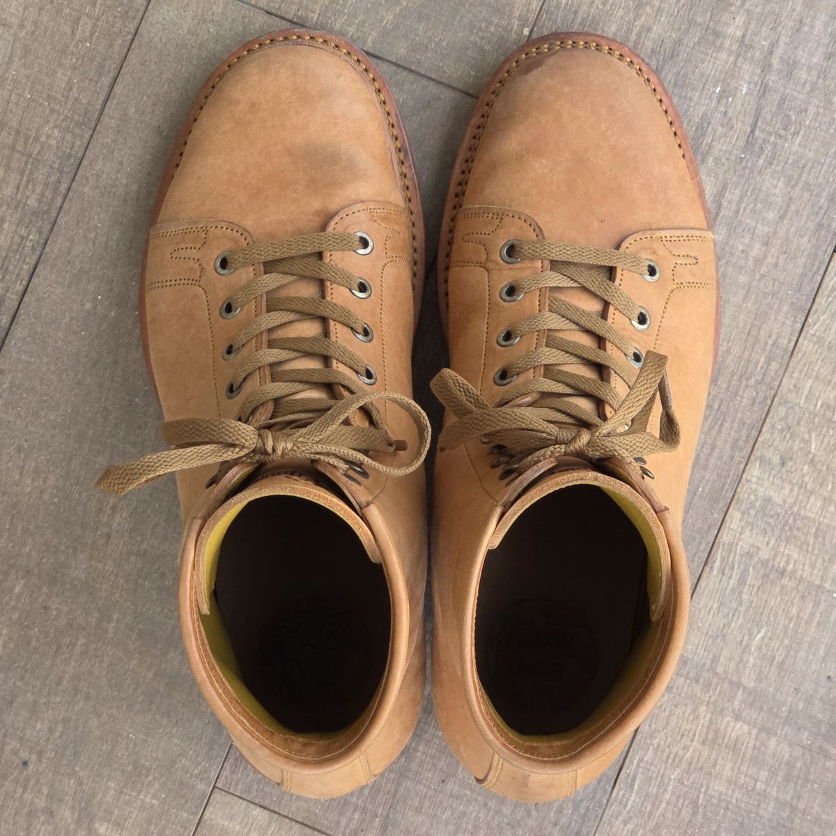 Photo by dhio on November 3, 2025 of the Mora Son Shoes Gelada in Maryam Natural Horsebutt.