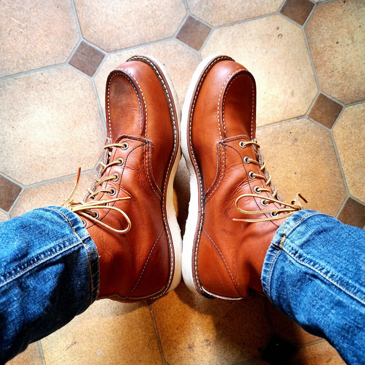 Photo by OnuthTHURURSTROMTAL on August 2, 2024 of the Red Wing 6-Inch Classic Moc in S.B. Foot Oro Legacy.