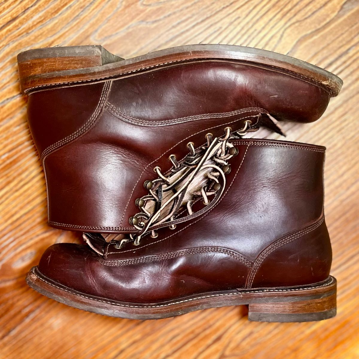Photo by reedscruggs on November 5, 2024 of the Caswell Boot Company Carver in Wickett & Craig Chestnut Oiled Latigo.