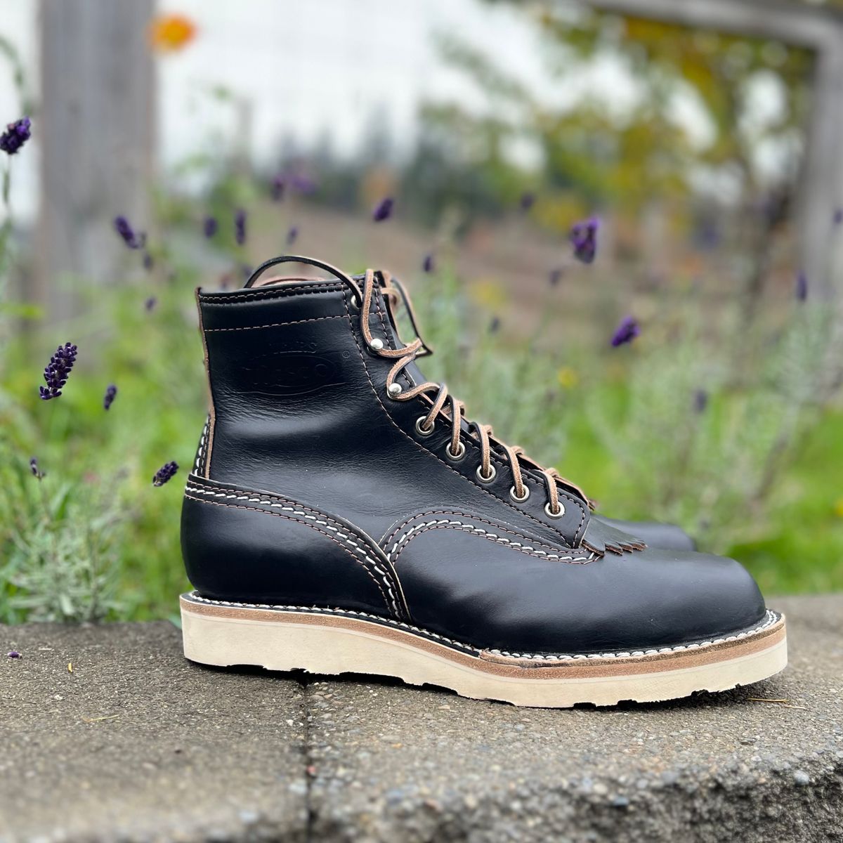 Photo by boot_loon on November 4, 2025 of the Wesco Jobmaster in Horween Black Teacore Chromexcel.
