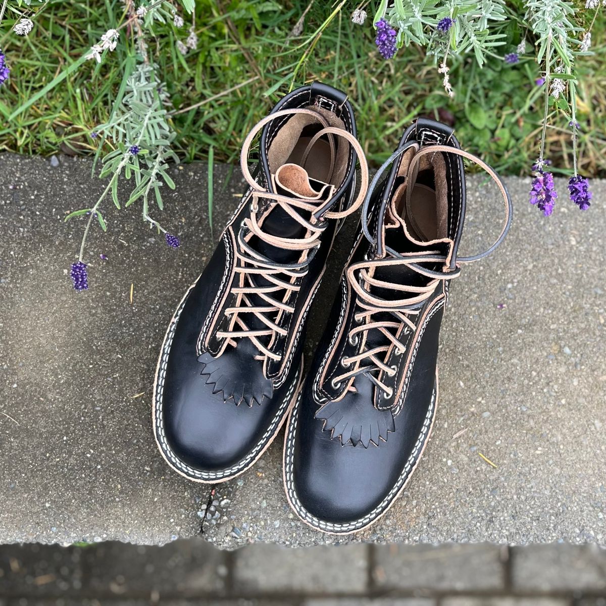 Photo by boot_loon on November 4, 2025 of the Wesco Jobmaster in Horween Black Teacore Chromexcel.