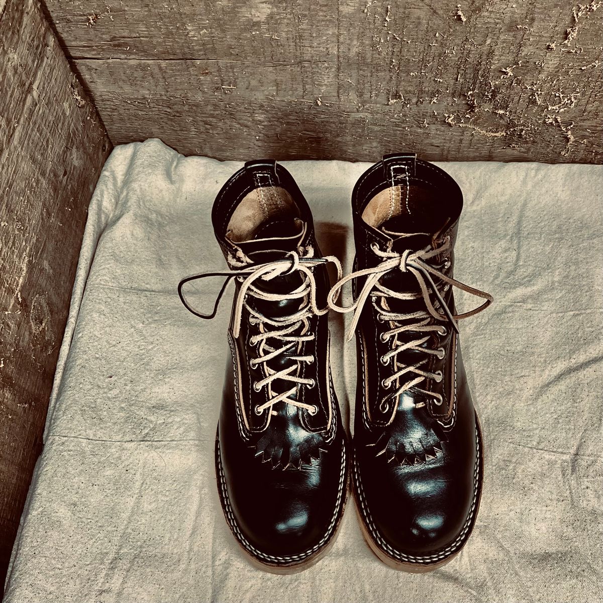 Photo by boot_loon on December 5, 2025 of the Wesco Jobmaster in Horween Black Teacore Chromexcel.